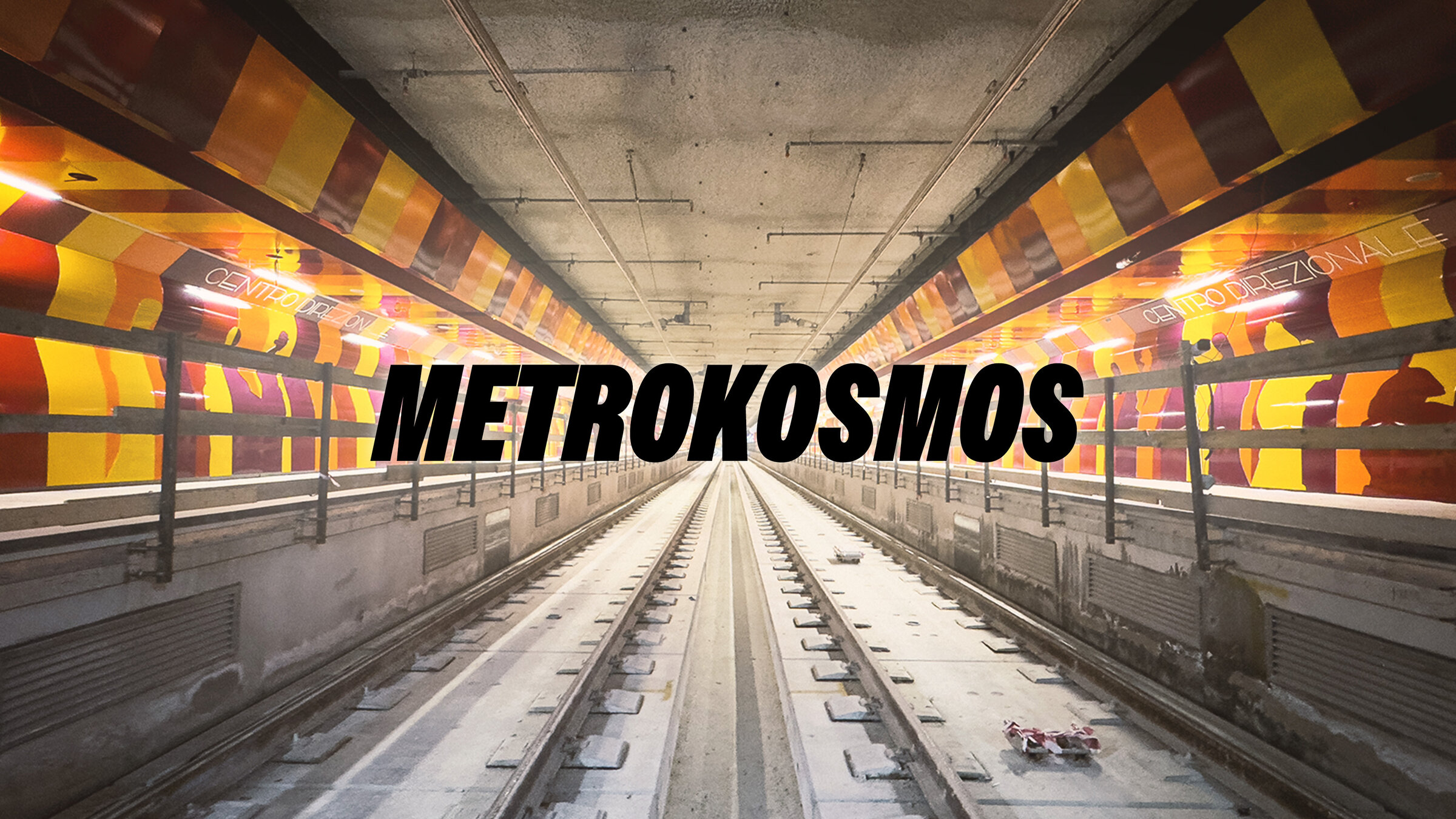 "Metrokosmos: Neapel": Key Visual/Cover Sendereihenbild mit Typo zu "Metrokosmos". Bahnsteig - Neue Station "Centro Direzionale" in Neapel.