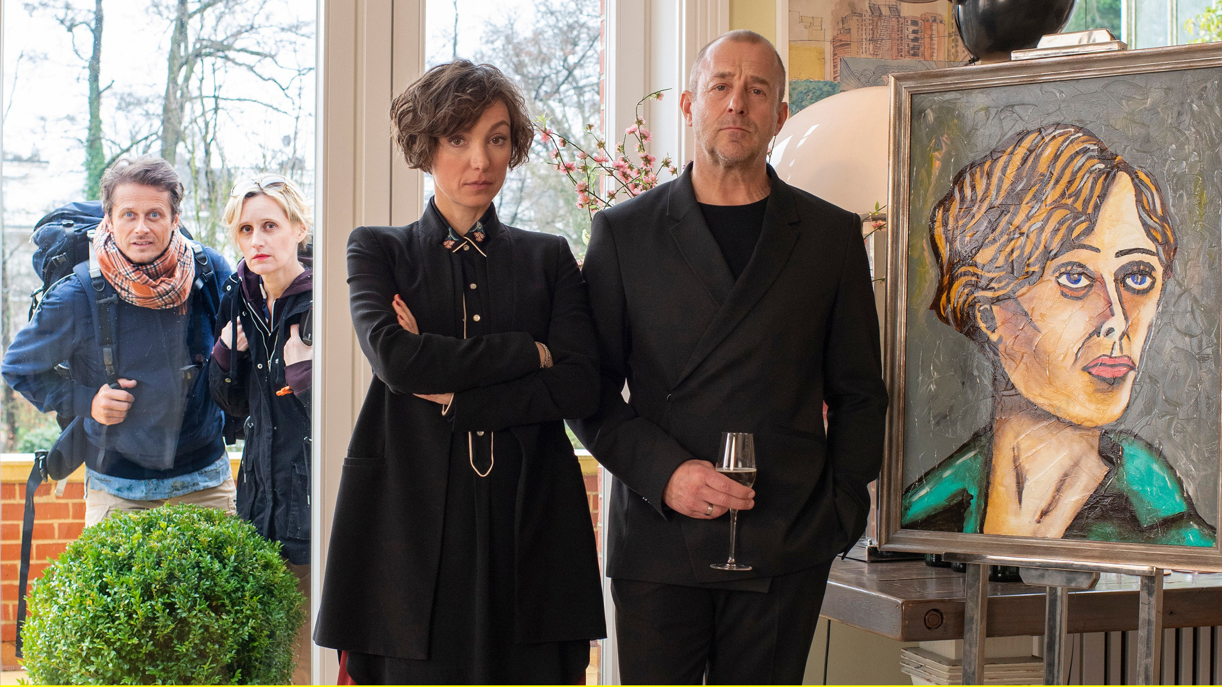 "Wer einmal stirbt, dem glaubt man nicht": Clara (Julia Koschitz) und Ulf (Heino Ferch) ahnen nicht, wie nahe ihnen die „Verstorbenen“ - Anke (Sabine Waibel, hinten) und Enno (Roman Knižka, hinten) - noch sind.