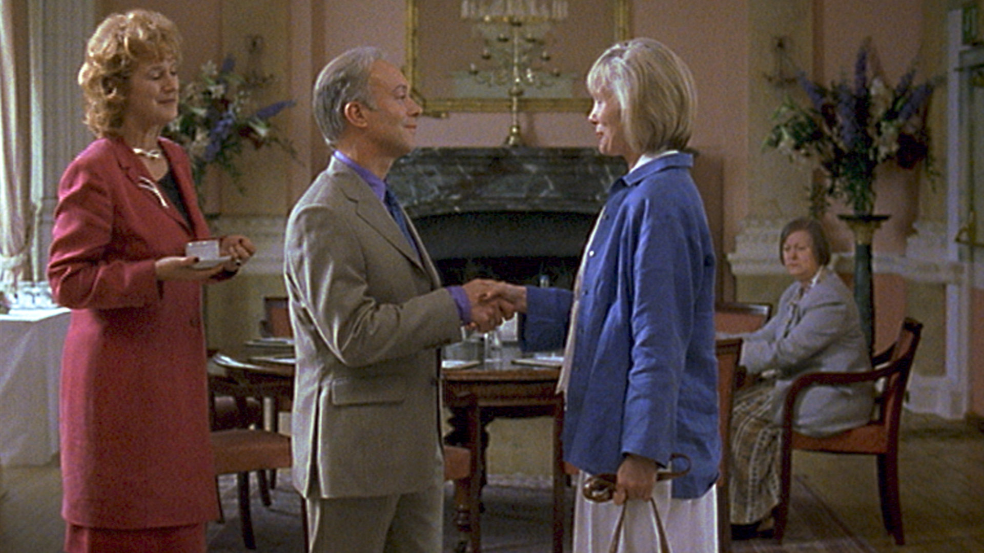 "Inspector Barnaby: Der Mistgabel-Mörder": Joyce Barnaby (Jane Wymark) empfängt Glückwünsche von Frank Mannion (Nickolas Grace), der ihr die Hand reicht. Rosemary Furman (Maggie Steed) steht mit einer Kaffeetasse in der Hand hinter ihm.