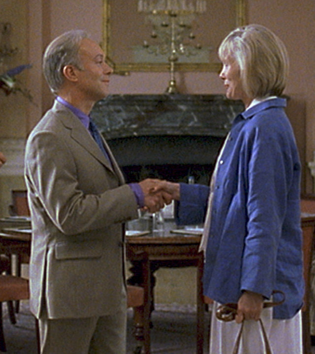 "Inspector Barnaby: Der Mistgabel-Mörder": Joyce Barnaby (Jane Wymark) empfängt Glückwünsche von Frank Mannion (Nickolas Grace), der ihr die Hand reicht. Rosemary Furman (Maggie Steed) steht mit einer Kaffeetasse in der Hand hinter ihm.