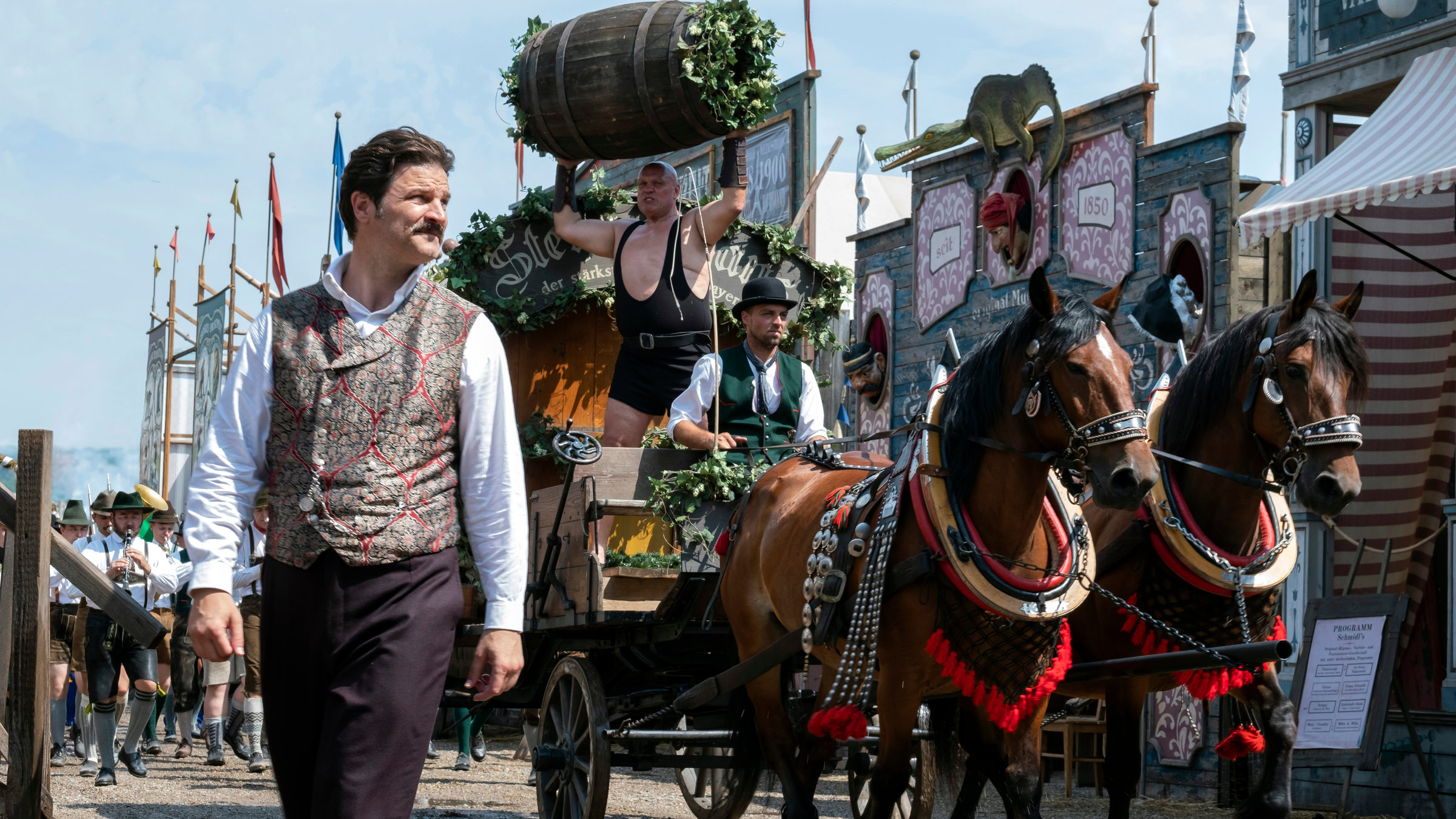 "Oktoberfest 1900 (2/3) - Liebe und Kapital/Anstich": Curt Prank (Mišel Matičević) bestaunt den Oktoberfesteinzug vor seiner neuen Bierburg.