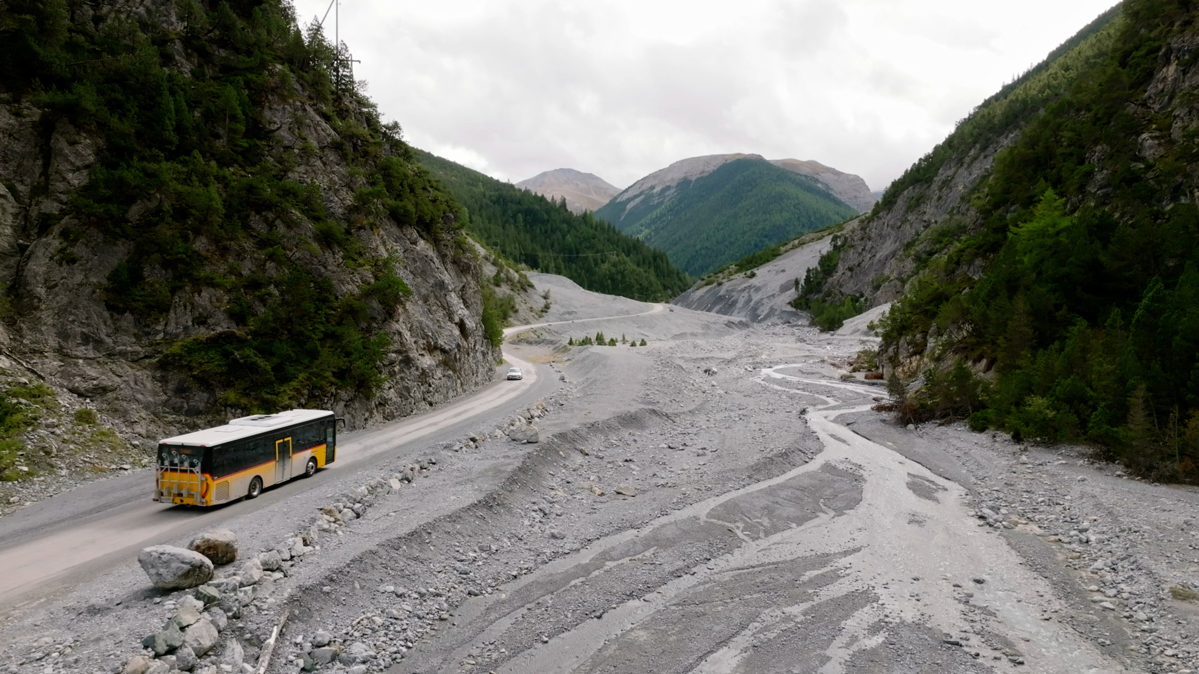 "Traumrouten der Schweiz II (2/4) - Mit dem Postauto durch das Engadin": So manch ein entlegenes Unterengadiner Seitental ist durch eine Postautolinie mit dem Haupttal verbunden - auch das wilde Val S-charl.
