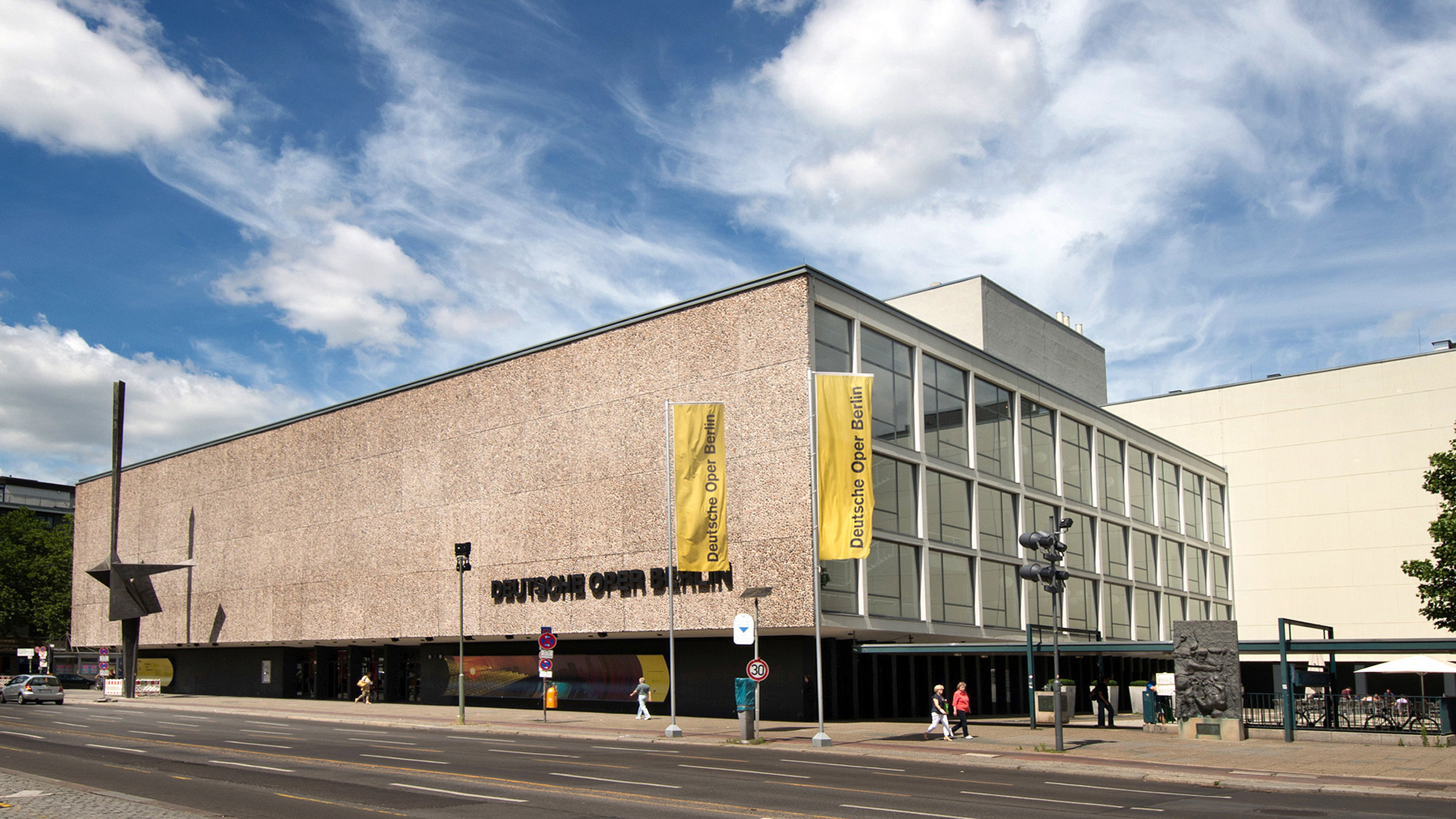 "Festliche Operngala für die Deutsche AIDS-Stiftung": Die 27. Gala für die Deutsche AIDS-Stiftung in der Deutschen Oper Berlin (Foto) ist nicht nur ein exquisiter Opernabend mit gefeierten Stars, sondern auch ein glanzvolles gesellschaftliches Ereignis, an dem die Gäste aus Kultur, Politik, Wirtschaft und Medien ihre Solidarität mit den Betroffenen zeigen.