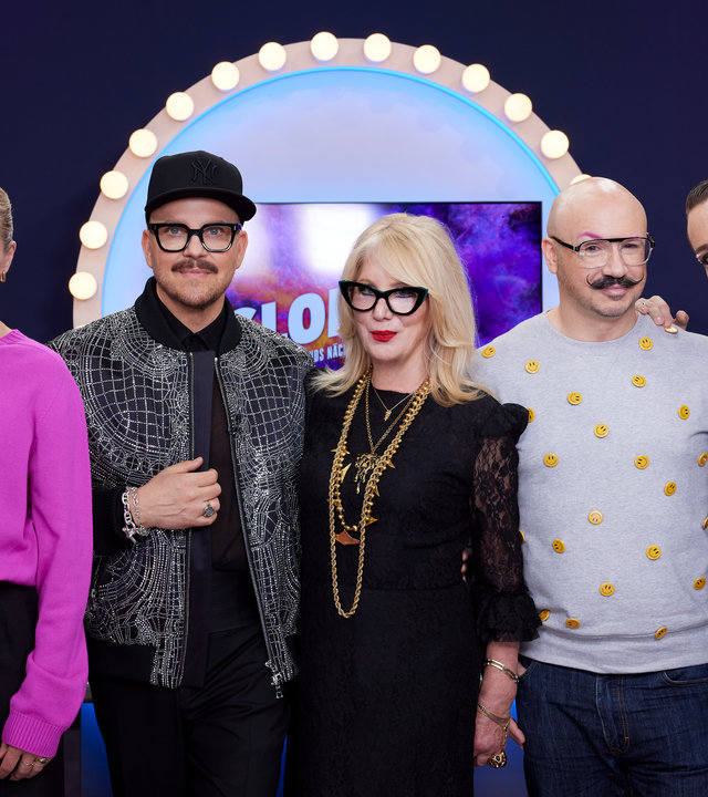 "Glow Up - Deutschlands nächster Make-up-Star - Kampagne": Gruppenfoto: Loni Baur, Armin Morbach und die britischen "Glow Up"-Juroren Val Garland und Dominic Skinner posieren gemeinsam mit Moderator Riccardo Simonetti im "Glow Up"-Studio.