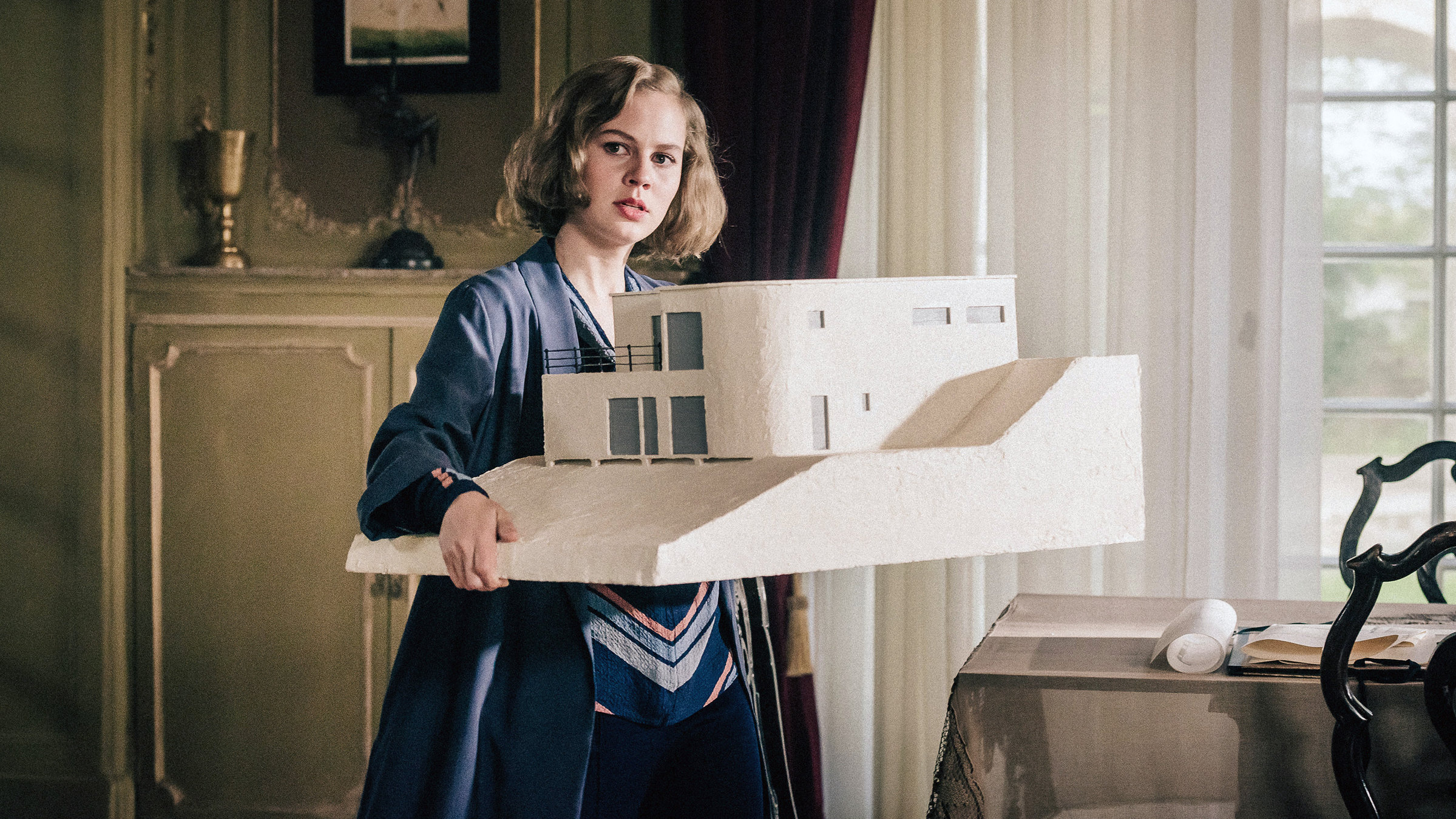 "Lotte am Bauhaus": Lotte (Alicia von Rittberg) präsentiert dem Ehepaar Ludwig das fertiggestelle Modell ihrer geplanten Villa.