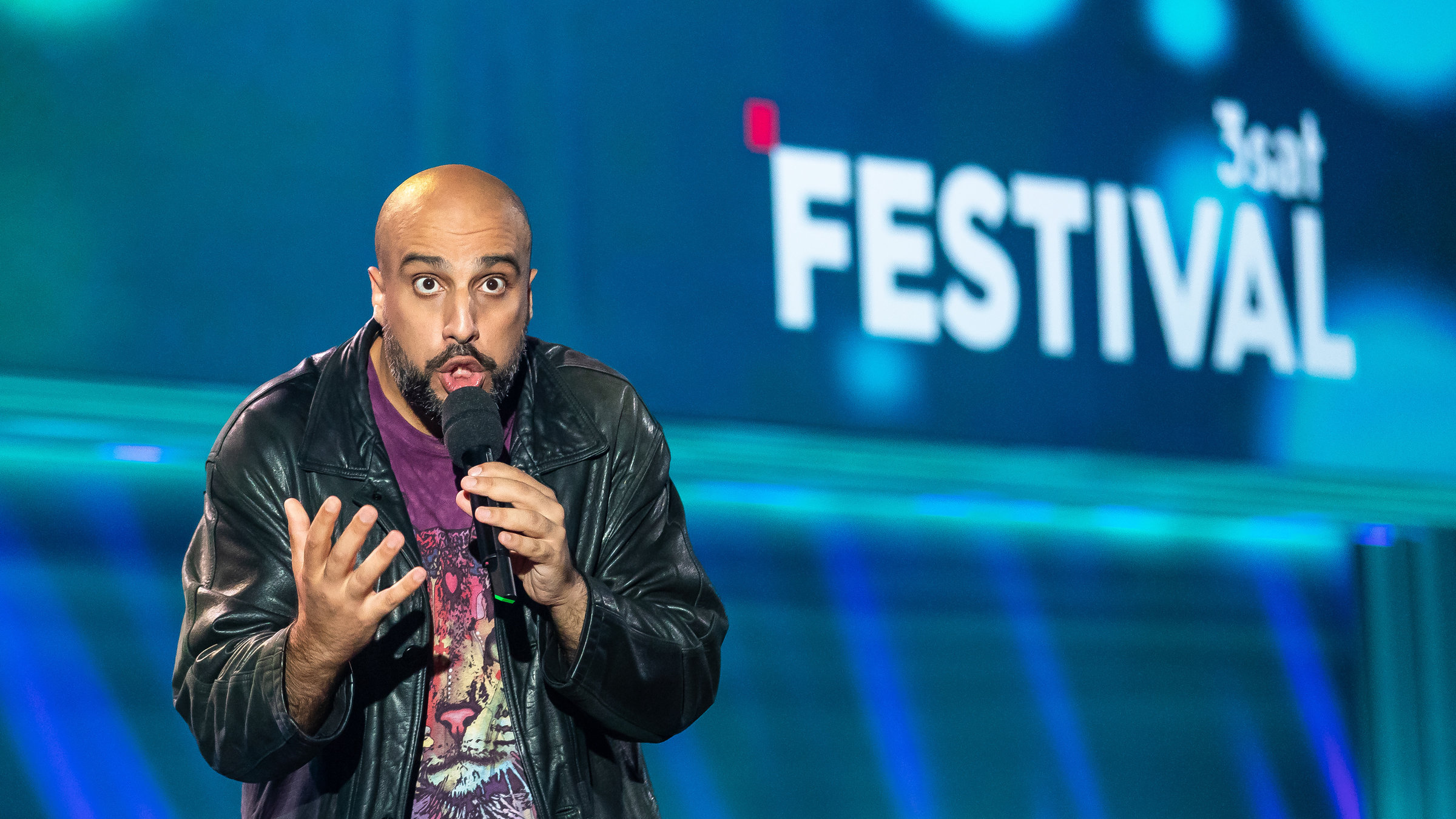 "Staatsfreund Nr. 1" (3satfestival 2019): Abdelkarim gestikuliert bei seinem Auftritt auf der 3sat-Bühne.
