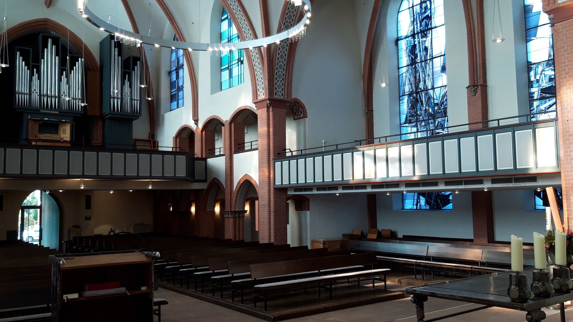 "Evangelischer Gottesdienst - Vergebung": St. Ansgar Kirche in Oldenburg von innen.