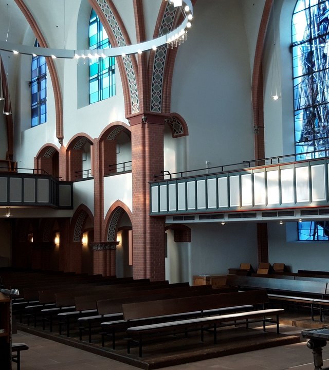 "Evangelischer Gottesdienst - Vergebung": St. Ansgar Kirche in Oldenburg von innen.