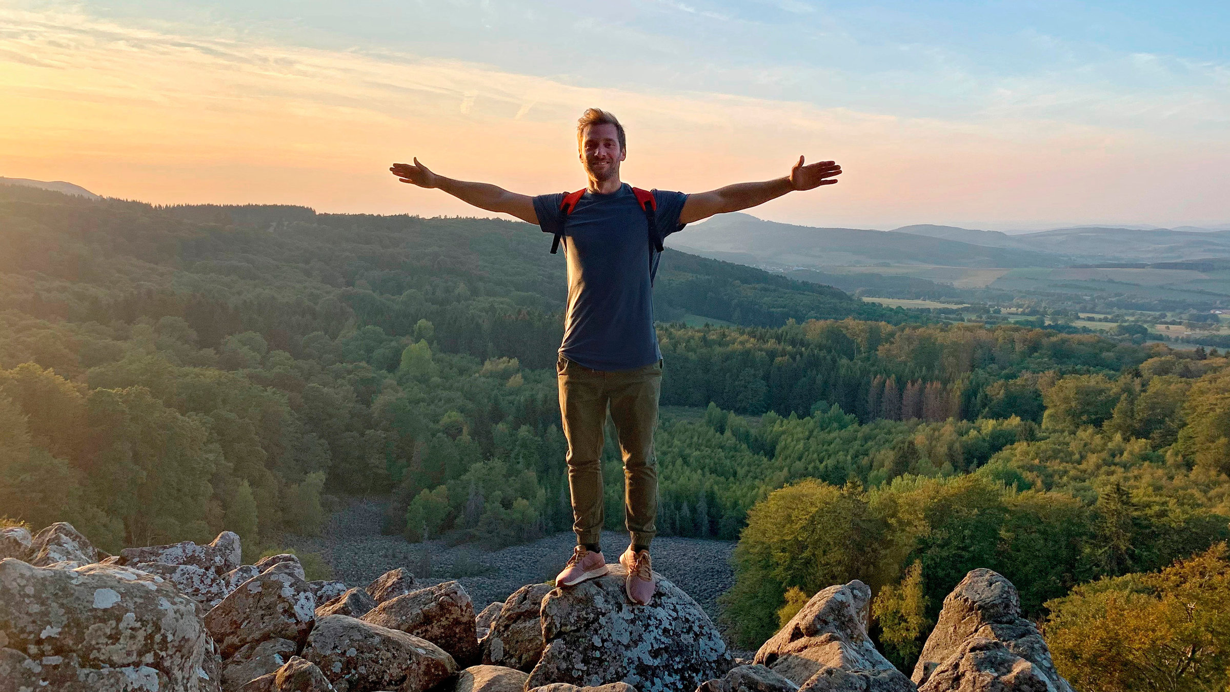 "Die Rhön - Grenzenloses Erleben": Das Land der „offenen Fernen“: Daniel Aßmann genießt den Sonnenuntergang in der Rhön.