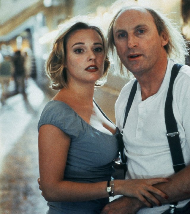 "Otto - Der Katastrofenfilm": Otto (Otto Waalkes) und Sonja (Eva Hassmann) stehen zusammen auf dem Deck eines Schiffes und halten einander fest.