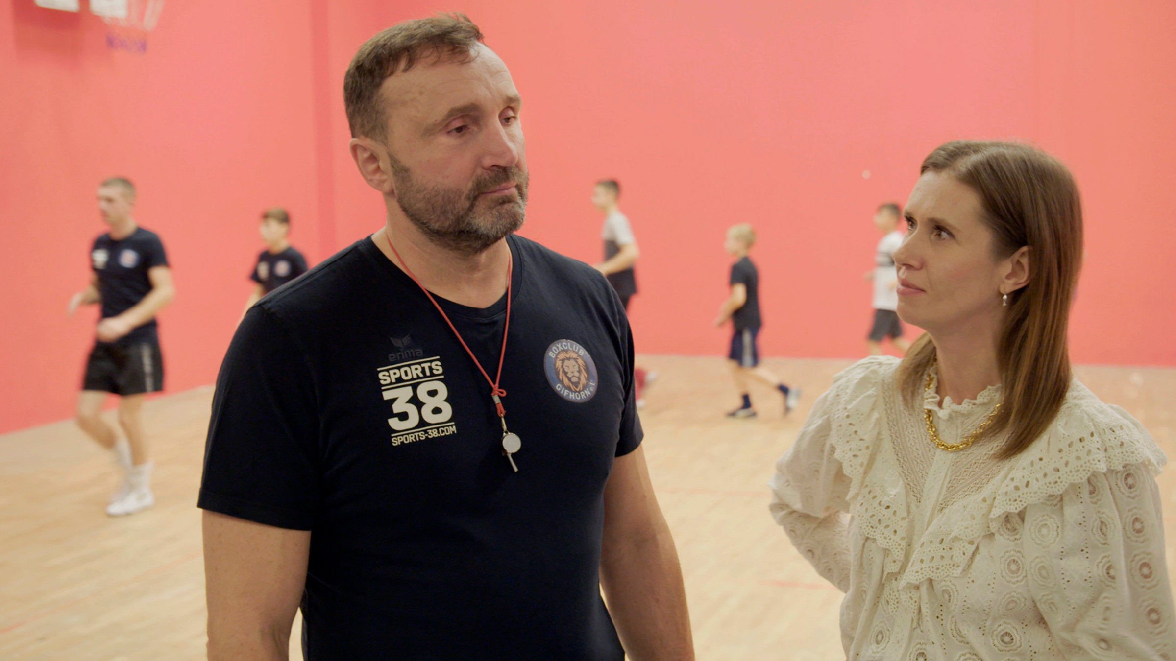 "Rabiat: Putins Krieg - Ist das noch mein Russland?": Bei Boxtrainer Vitali Boot trainieren Boxerinnen und Boxer aus Russland und der Ukraine zusammen.