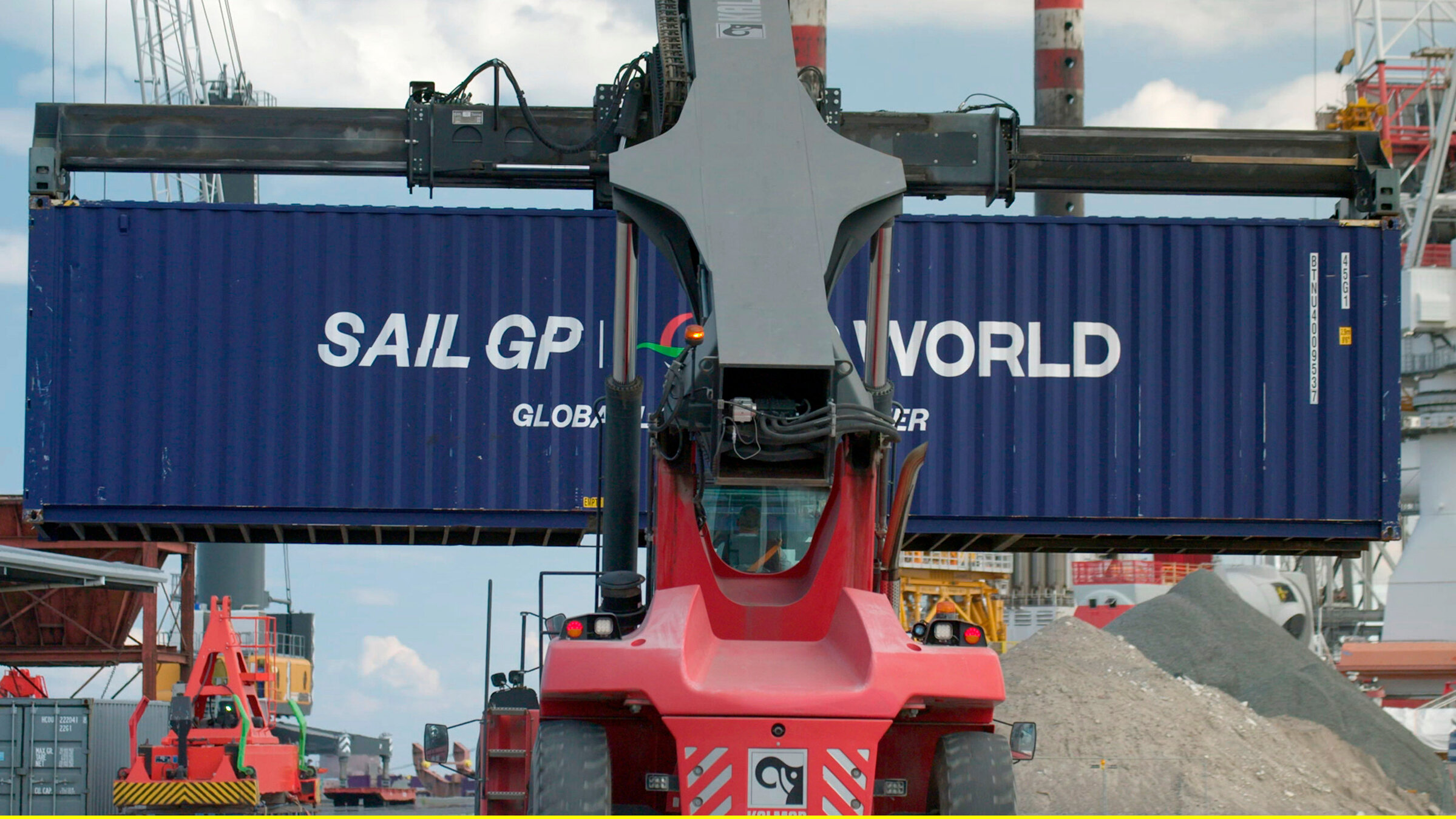 "Die Nordreportage: Mit 100 Sachen über die Ostsee": 106 Container mit der kompletten Ausrüstung für die SailGP treffen im Hafen Mukran ein.