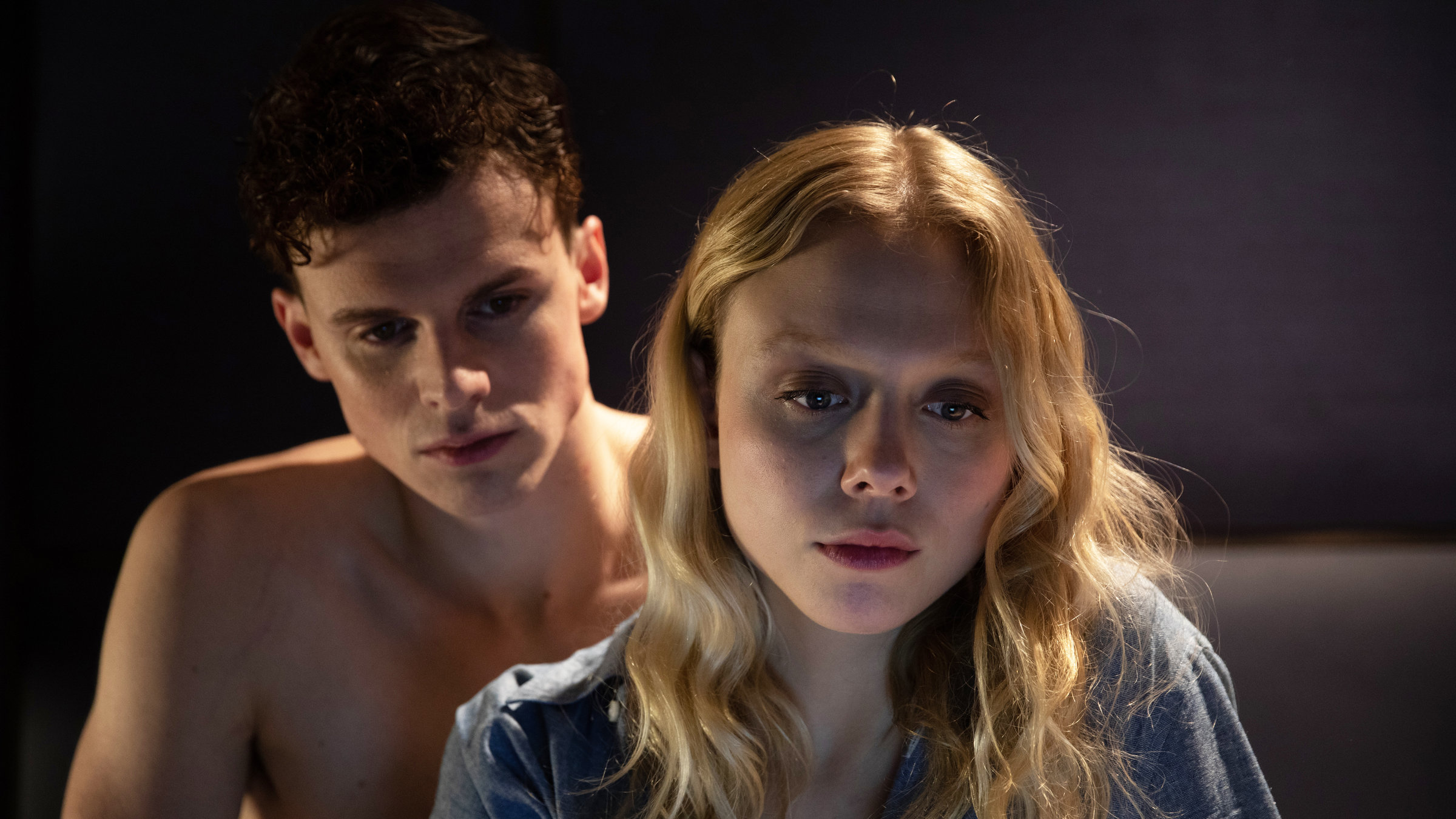 "Postcard Killings": Mac (Ruairi O´Connor) steht hinter Sylvia (Naomi Battrick) und schaut ihr über die Schulter.