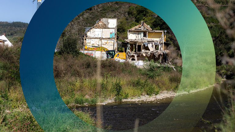 "planet e.: Extremwetter und Klimawandel - Starkregen und Sturzfluten": Das zerstörte Weingut der Schwestern Maike und Dörte Näkel: Zwei stark beschädigte Gebäude stehen nebeneinander, daneben steht ein Kran.