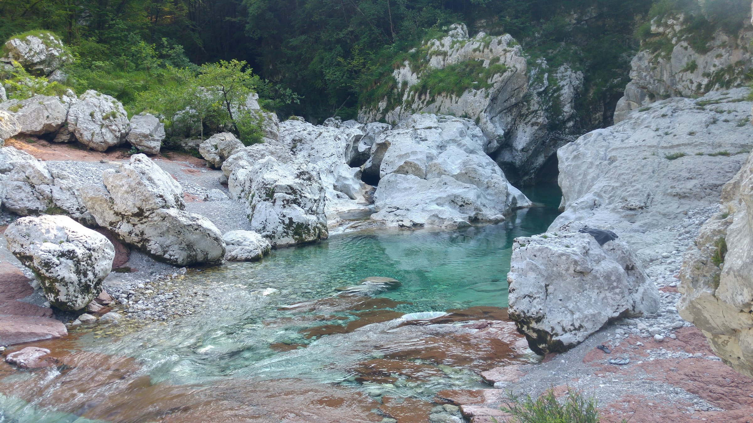 "planet e.: Die Fluss-Retter": Der Tagliamento in Italien - ein Wildfluss mit glasklarem Wasser und weißlichen Felsen am Ufer.