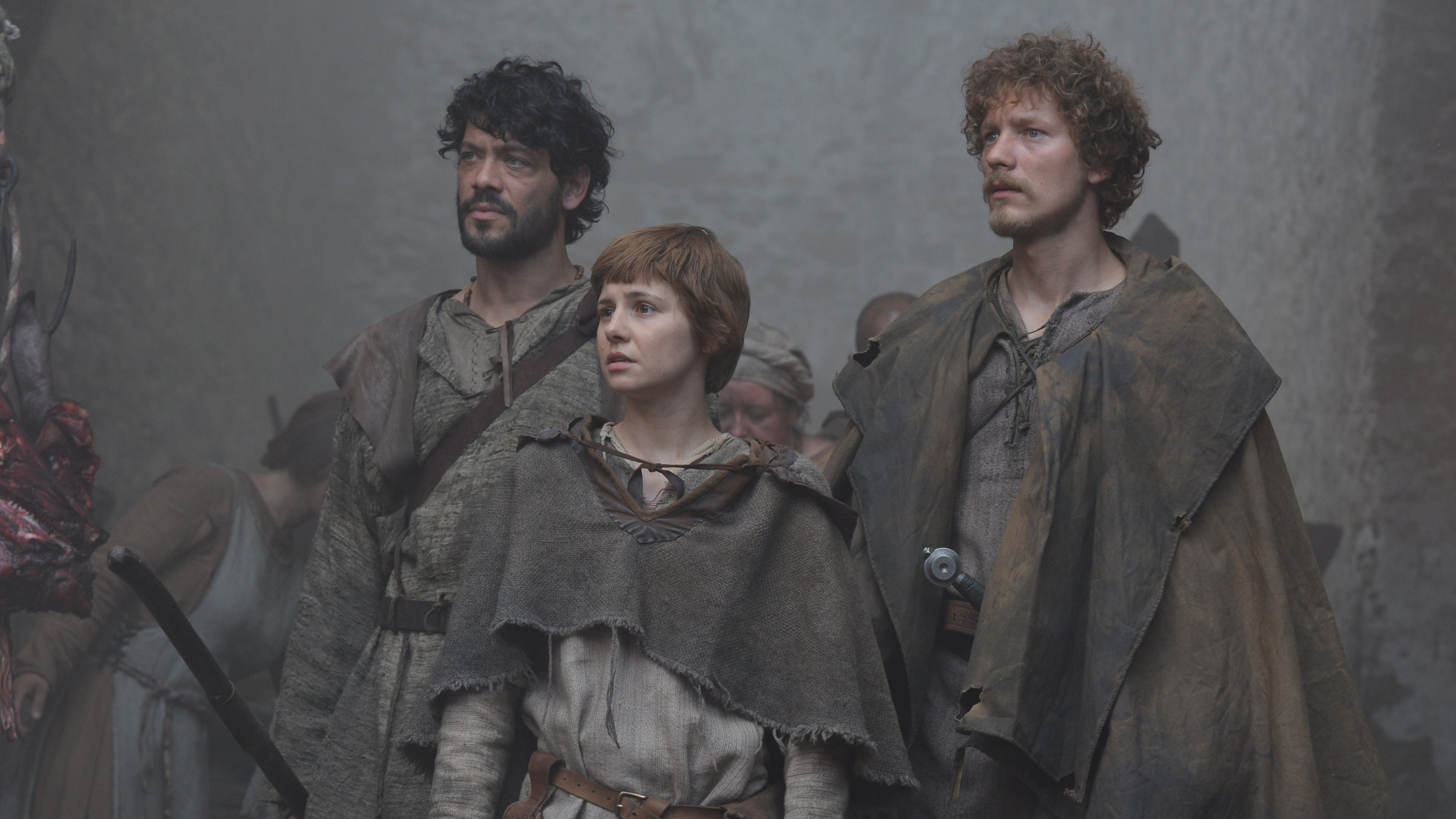 "Die Pilgerin" - Zurück aus Santiago de Compostela, finden Tilla (Josefine Preuß, Mitte), Sebastian (Jacob Matschenz, rechts) und Manfred (Carlo Ljubek, links) die Stadt Tremmlingen in Aufruhr.