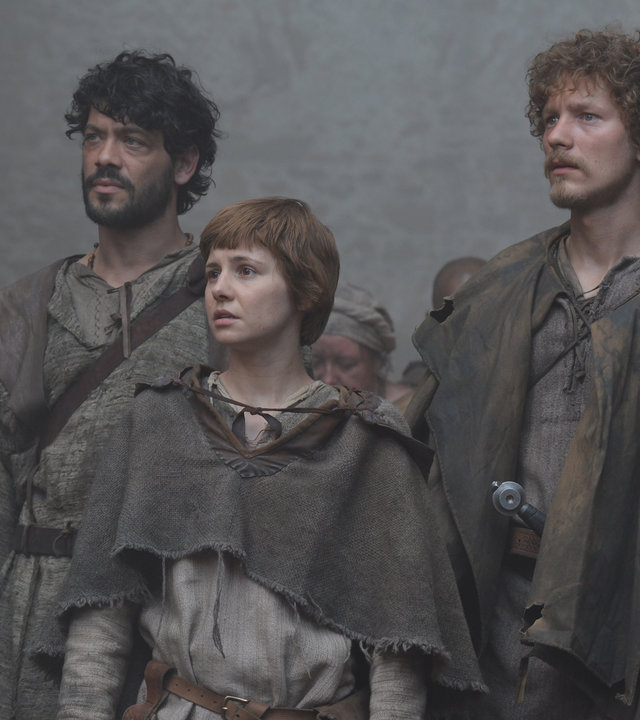 "Die Pilgerin" - Zurück aus Santiago de Compostela, finden Tilla (Josefine Preuß, Mitte), Sebastian (Jacob Matschenz, rechts) und Manfred (Carlo Ljubek, links) die Stadt Tremmlingen in Aufruhr.