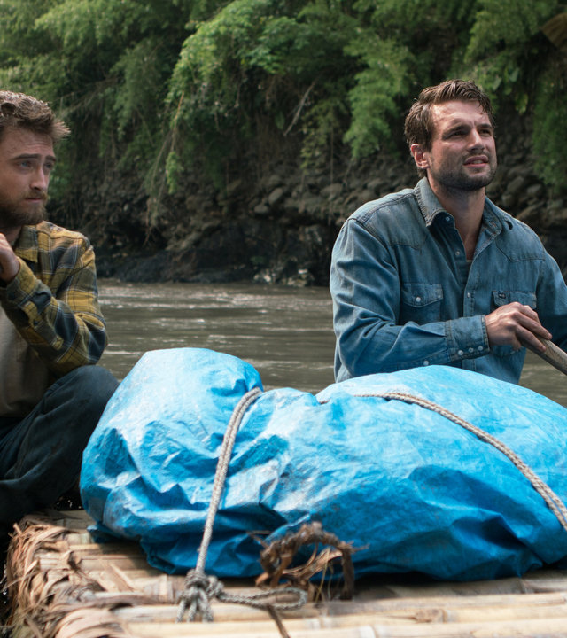 "Jungle": Yossi (Daniel Radcliffe) und Kevin (Alex Russell) mit Paddeln auf einem Floß auf einem Fluss.