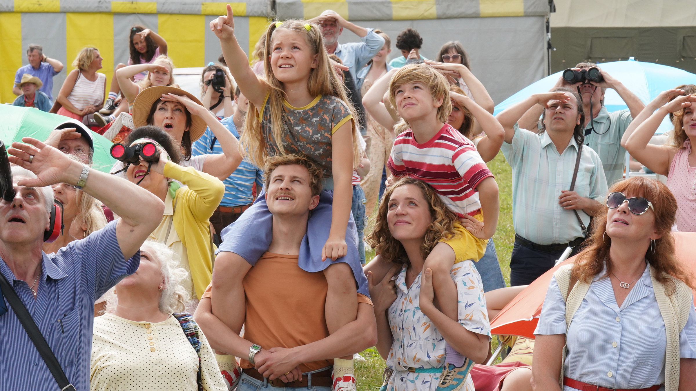 "Ramstein - Das durchstoßene Herz": Robert Müller (Max Hubacher) hat seine Familie (Marie Jung, Elja Bohn, Joan Fels) zur Flugschau ausgeführt und erfüllt damit seinem Sohn einen Geburtstagswunsch.