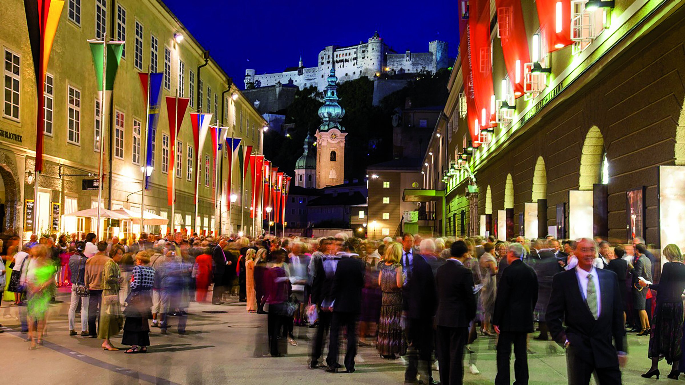 "Anna Netrebko singt 'Aida'": Festspiel-Besucher in der Hofstallgasse vor dem Festspielhaus in Salzburg.