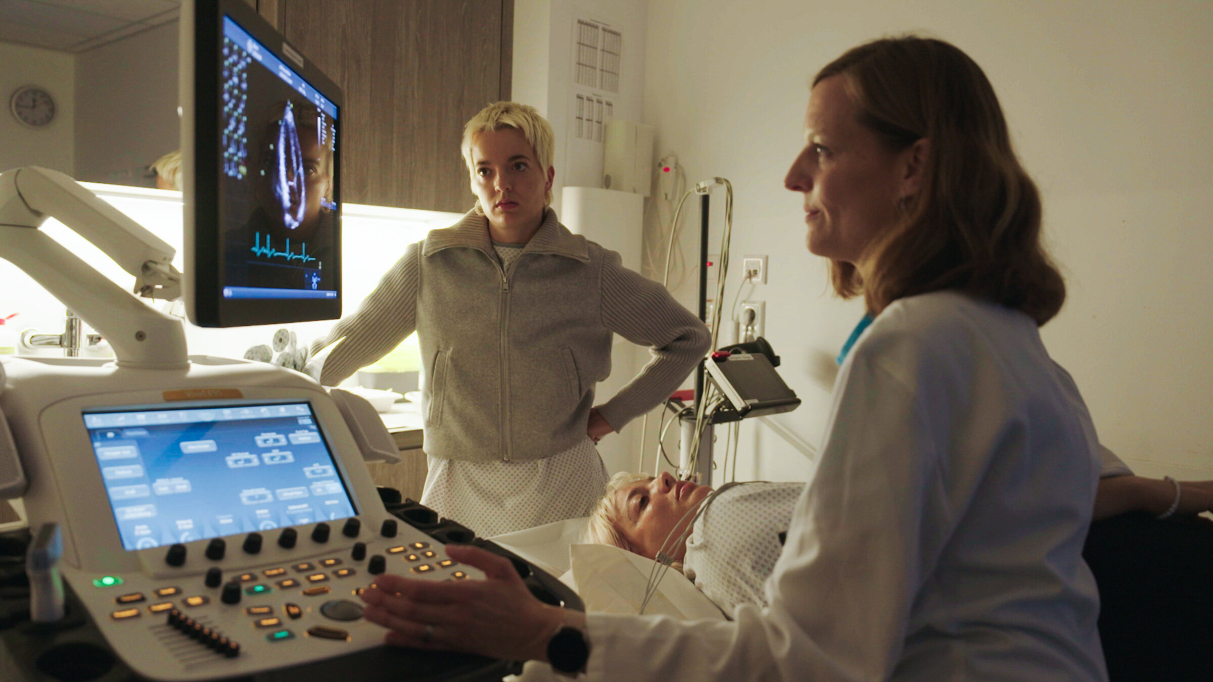 "NANO: Mein Körper. Mein Herz. Jung, fit und doch gefährdet?": Die Zwillinge Naomi und Joëlle während der Herzuntersuchung bei Dr. Conchita Ruiz-Mohné im Krankenhaus Porz am Rhein in Köln.