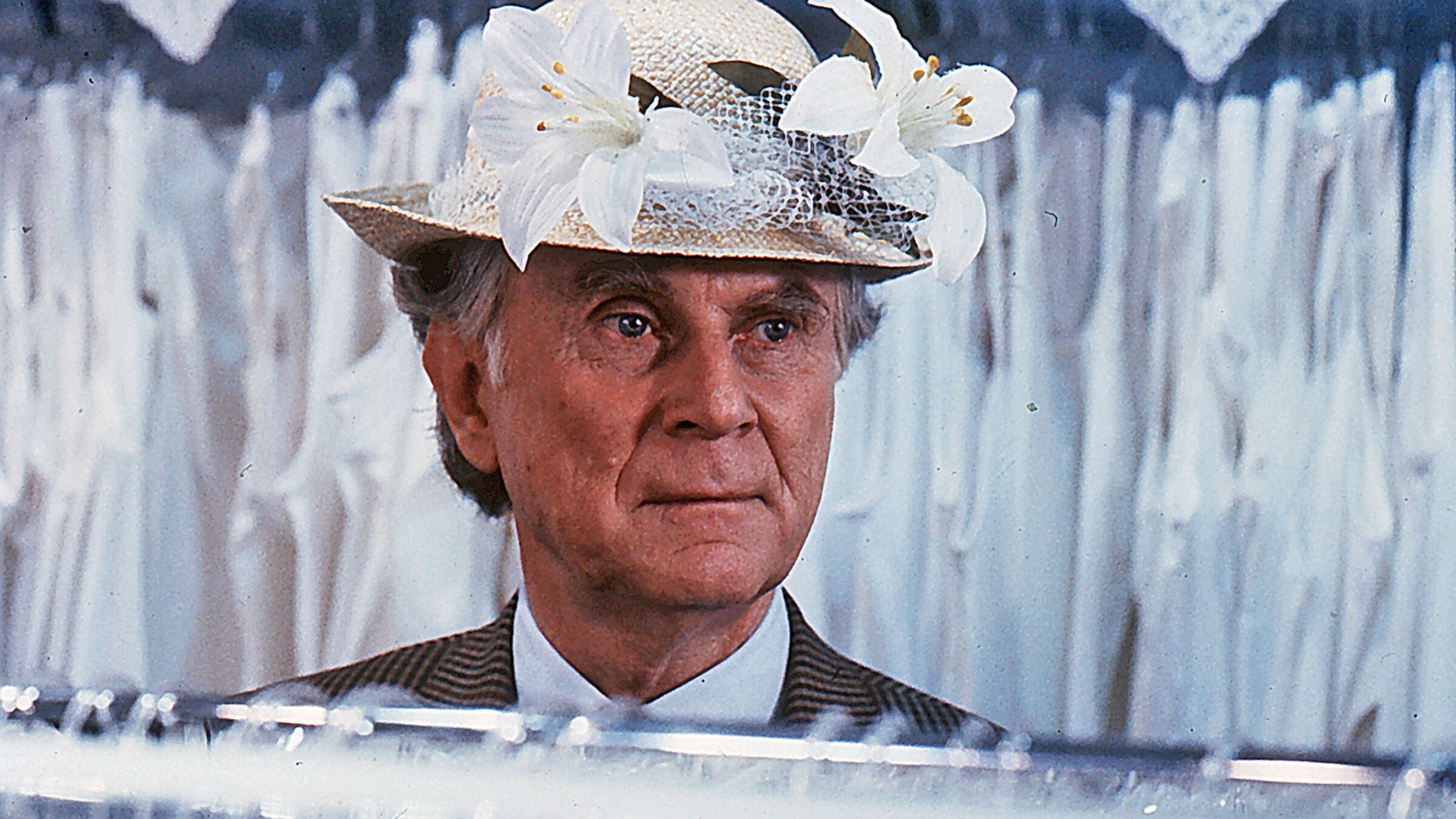 "Pappa ante Portas": Heinrich Lohse (Loriot) hat sich einen blumenverzierten Damenhut aufgesetzt.