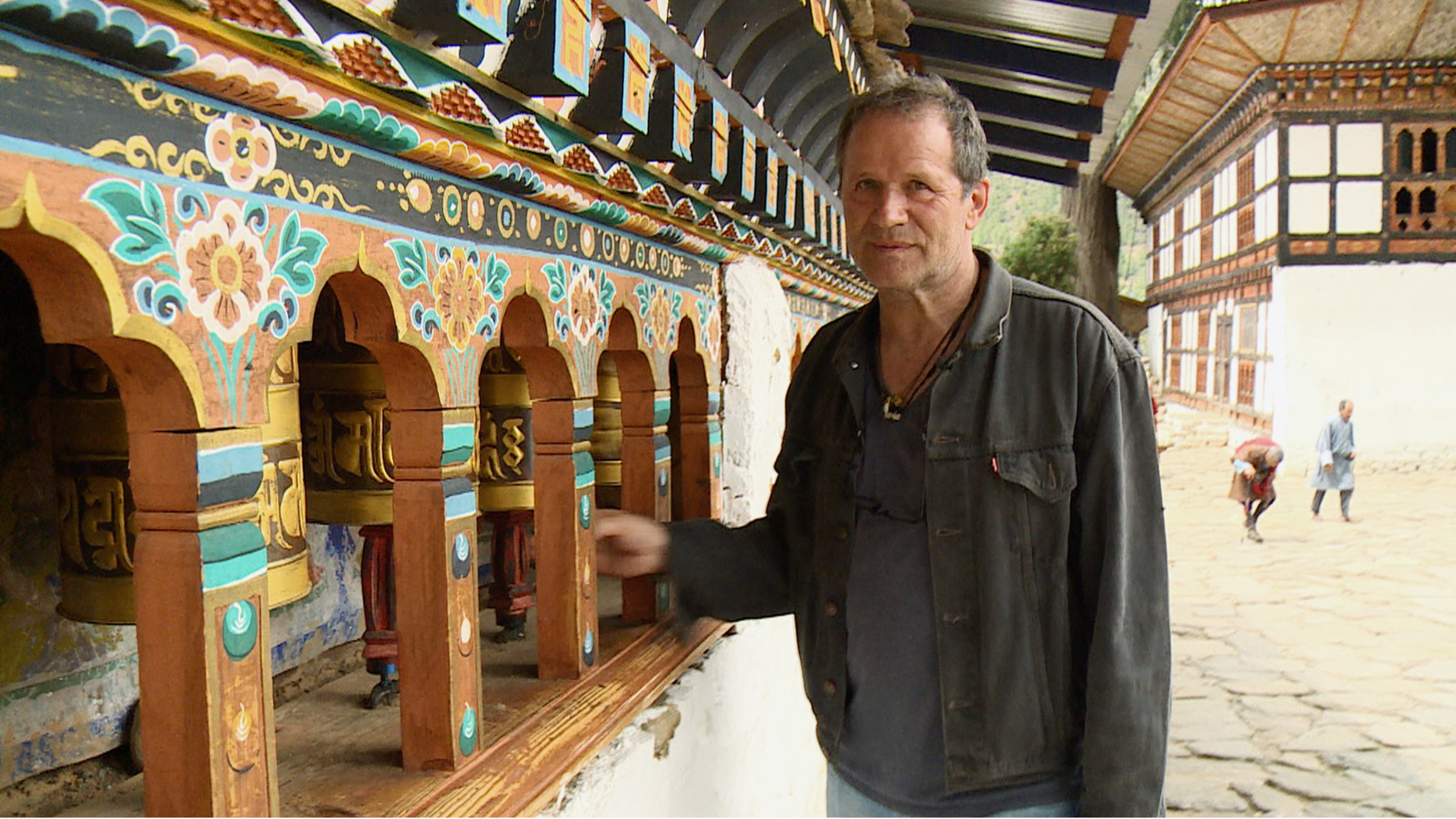 "Im Reich der glücklichen Donnerdrachen" - Der Zürcher Architekt Peter Schmid lebt und arbeitet seit 24 Jahren in Bhutan.