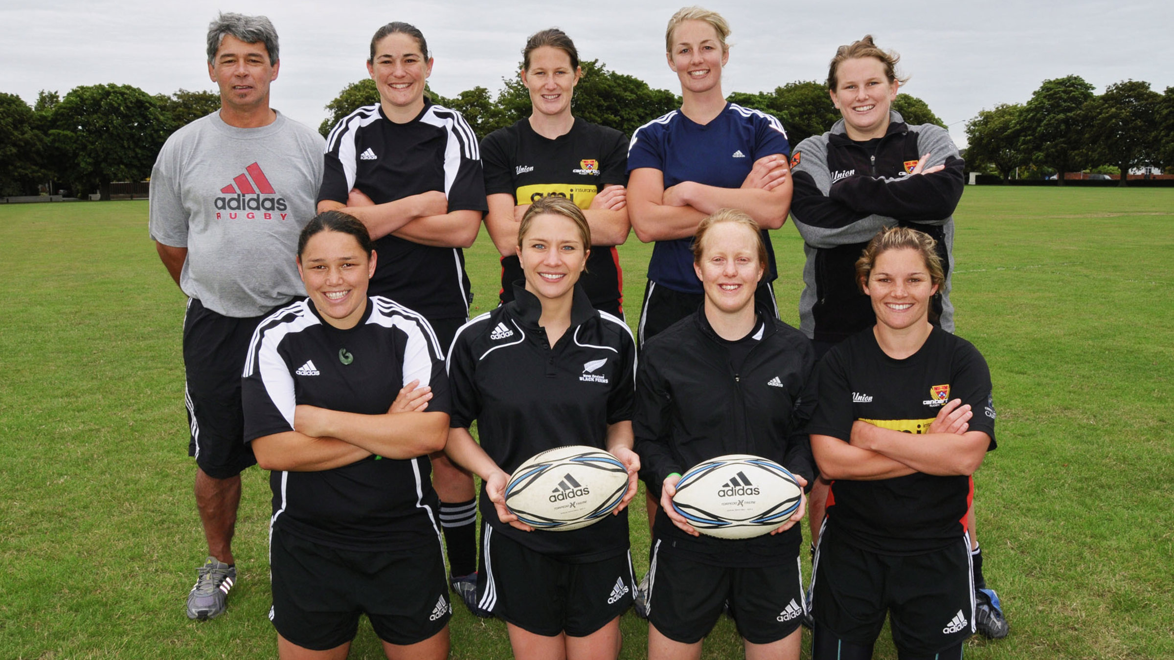 "unterwegs - Neuseeland" - Moderatorin Wasiliki Goutziomitros (2. v. l. vorne) mit Rugby-Mannschaft.