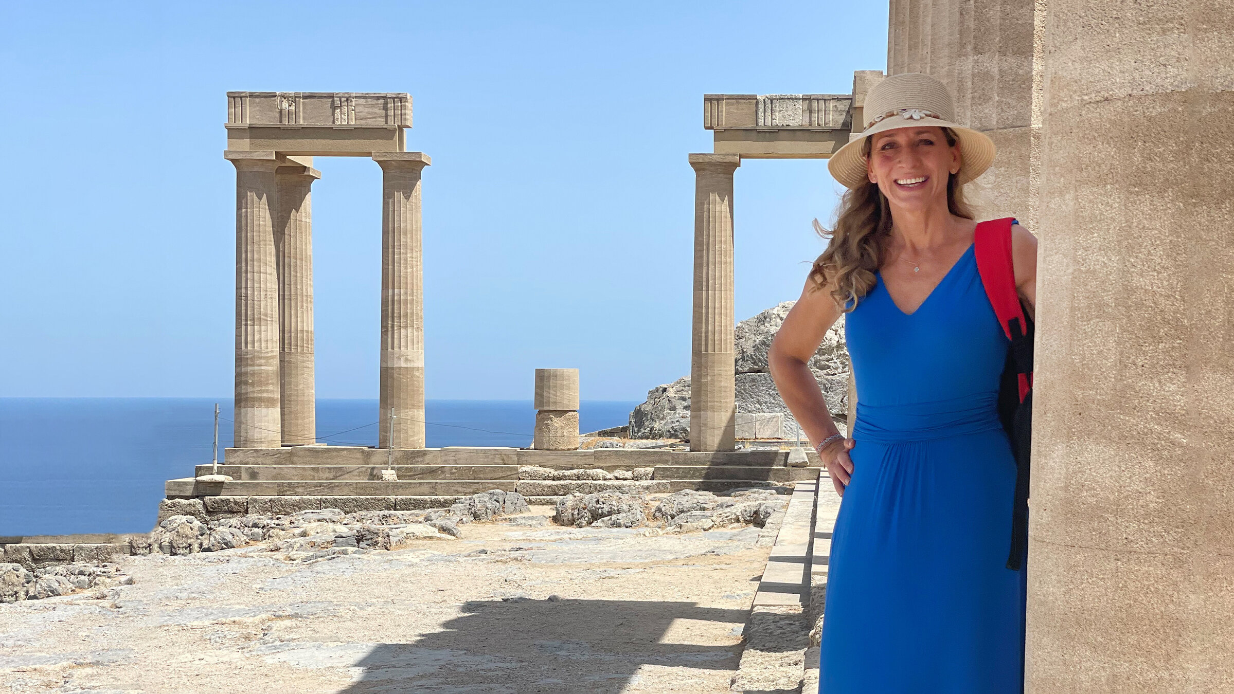 "Rhodos entdecken!": Die Akropolis oberhalb der verschachtelten Altstadt von Lindos ist das Ziel fast aller Touristen und Touristinnen auf Rhodos – und auch das von Tamina Kallert.