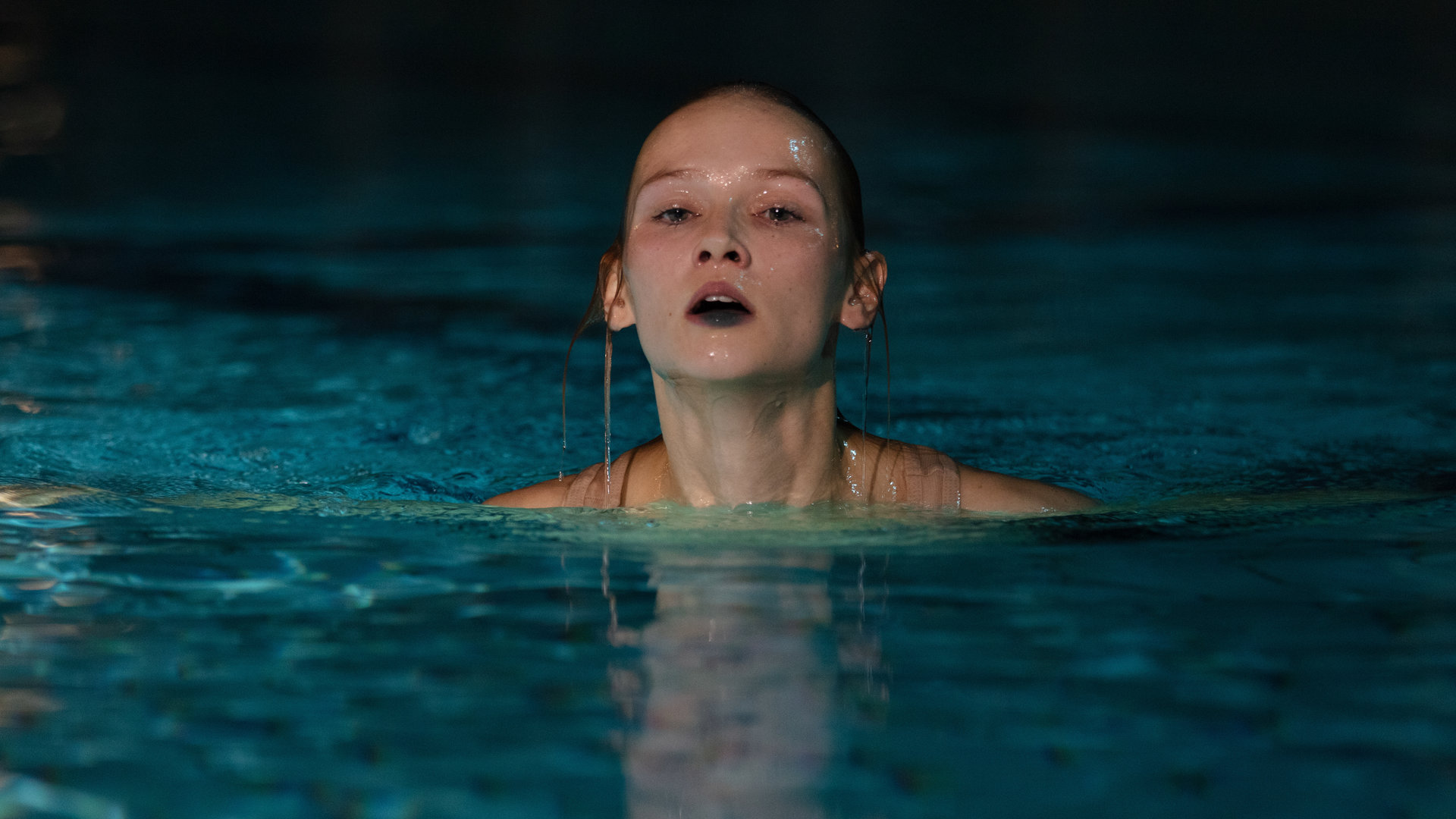 "Die zweite Welle - Das Geheimnis": Noa (Meira Durand) ist im Schwimmbecken und versucht, schwimmen zu lernen.