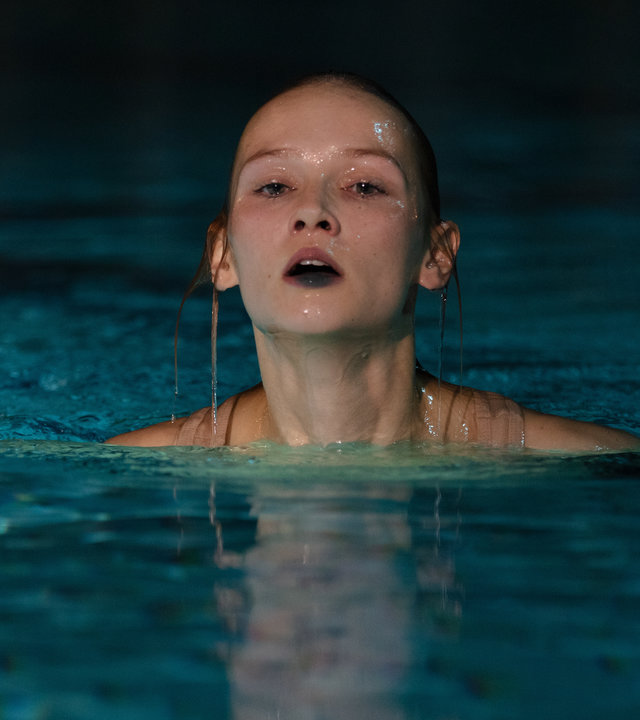 "Die zweite Welle - Das Geheimnis": Noa (Meira Durand) ist im Schwimmbecken und versucht, schwimmen zu lernen.