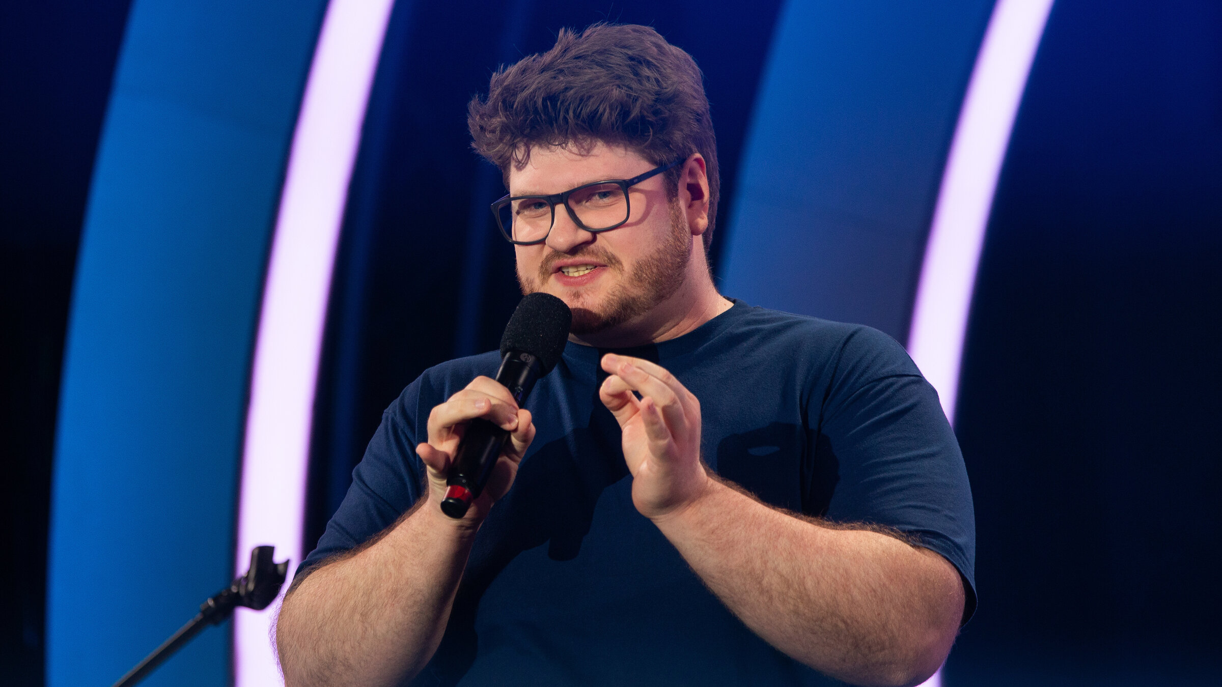 "Jan Philipp Zymny: Illegale Straßentherapie": Jan Philipp Zymny auf der Bühne.