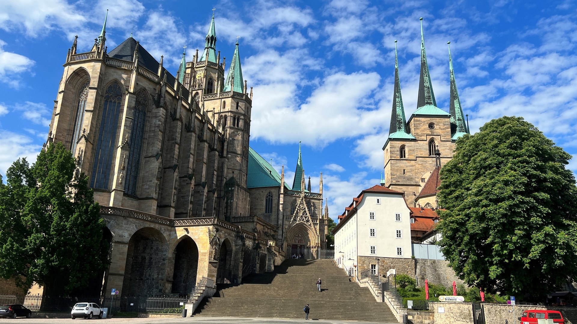"Ökumenischer Gottesdienst zum Tag der Deutschen Einheit - Zusammen wachsen um zusammenzuwachsen": Blick von Außen auf den Dom Sankt Marien in Erfurt.