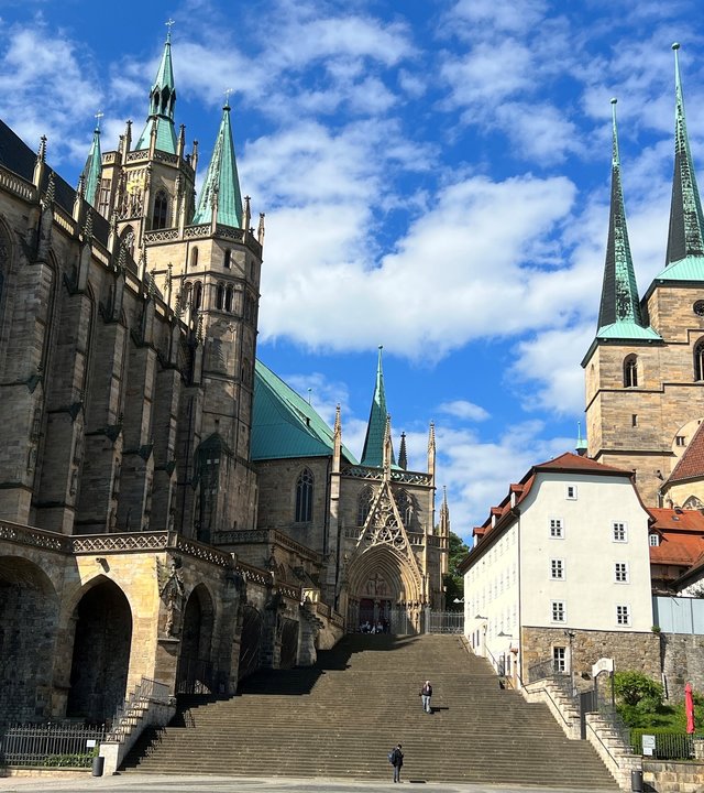 "Ökumenischer Gottesdienst zum Tag der Deutschen Einheit - Zusammen wachsen um zusammenzuwachsen": Blick von Außen auf den Dom Sankt Marien in Erfurt.