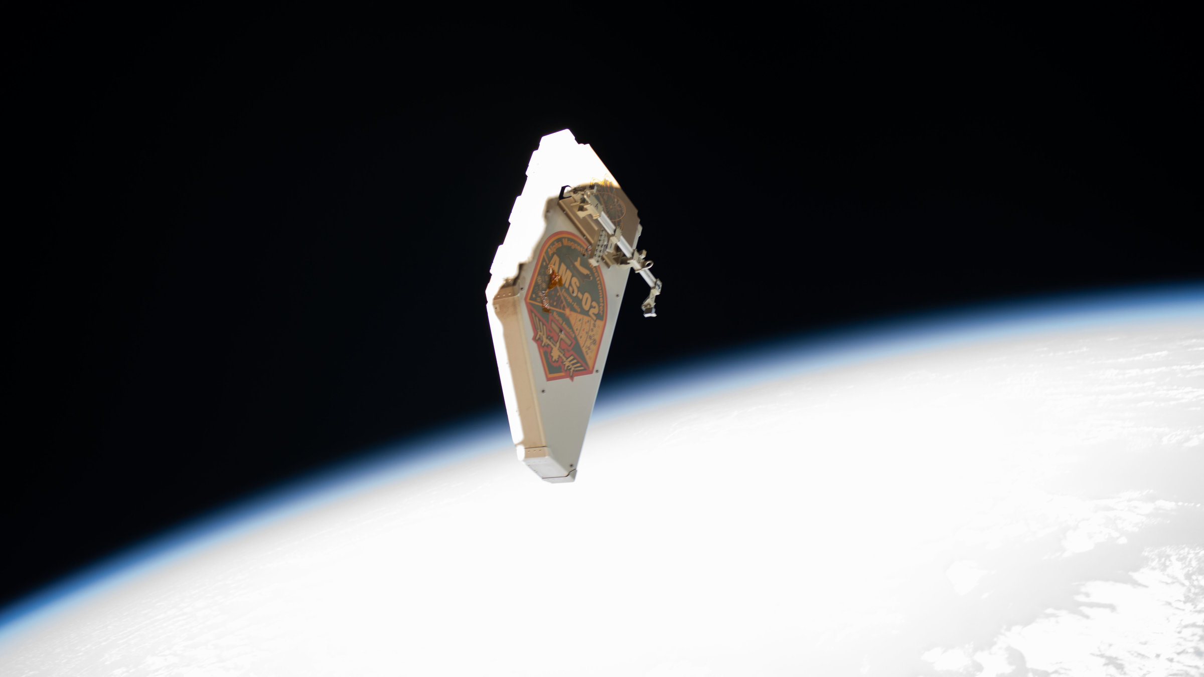 "planet e.: Weltraumschrott – Gefahr aus dem All": Ein Schutzschild der ISS driftet ins All.