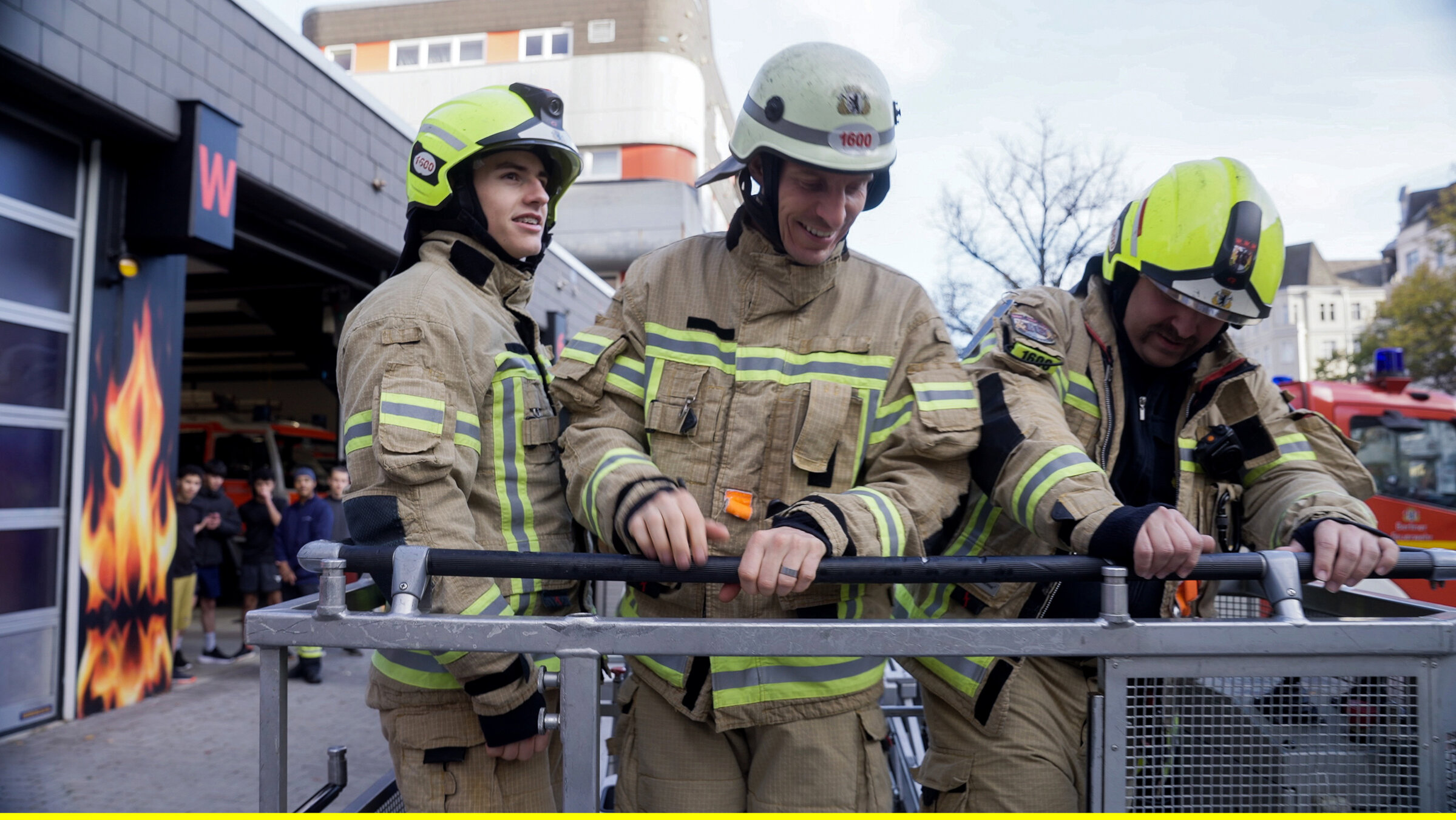 "Y-Kollektiv: Böllern extrem!": Feuerwehrübung mit Jugendlichen von Kiezprojekt und Y-Reporter.