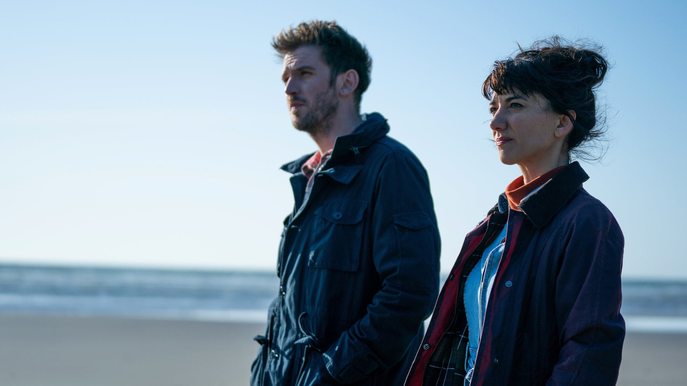 "Tod im Strandhaus": Charlie (Dan Stevens) und Mina (Sheila Vand) stehen am Strand.