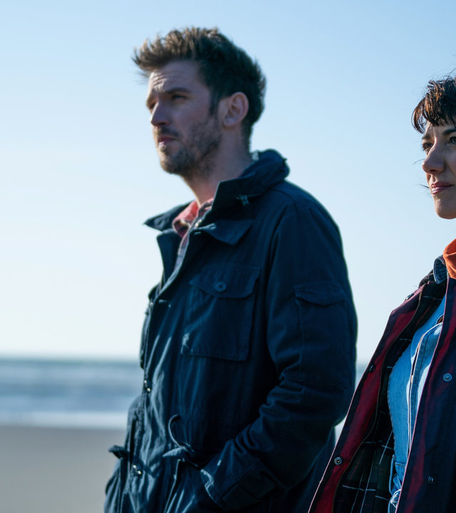 "Tod im Strandhaus": Charlie (Dan Stevens) und Mina (Sheila Vand) stehen am Strand.
