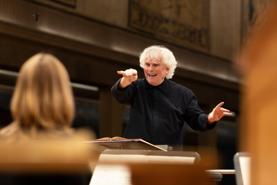 Sir Simon Rattle dirigiert die Matthäus-Passion