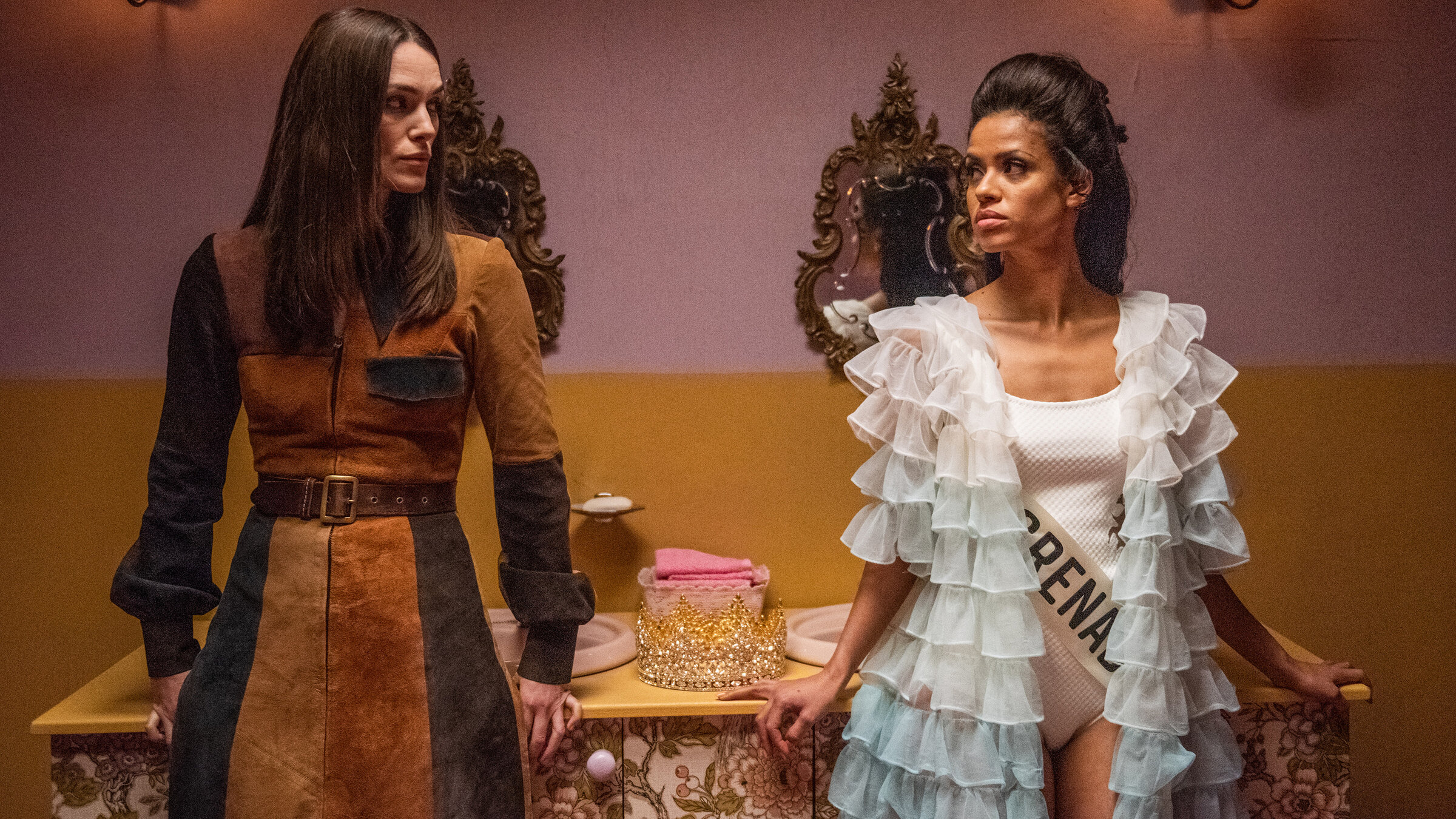 "Die Misswahl": v.li.: Sally Alexander (Keira Knigthley) und "Miss World" Jennifer Hosten (Gugy Mbatha-Raw)