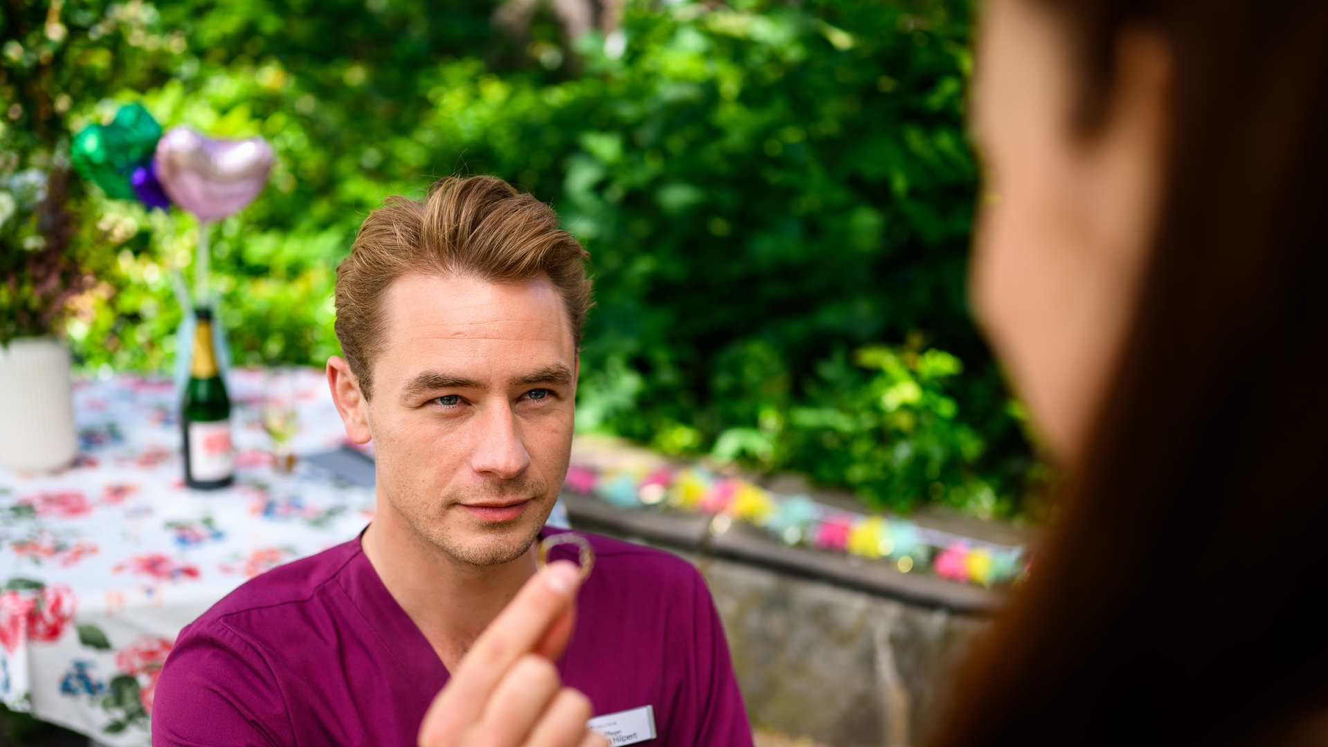 "Bettys Diagnose - Für immer ...?": Lukas (Niklas Löffler) kniet vor Sofia (Kiara Brunken) und sieht ihr tief in die Augen. In der rechten Hand hält er einen Ring.