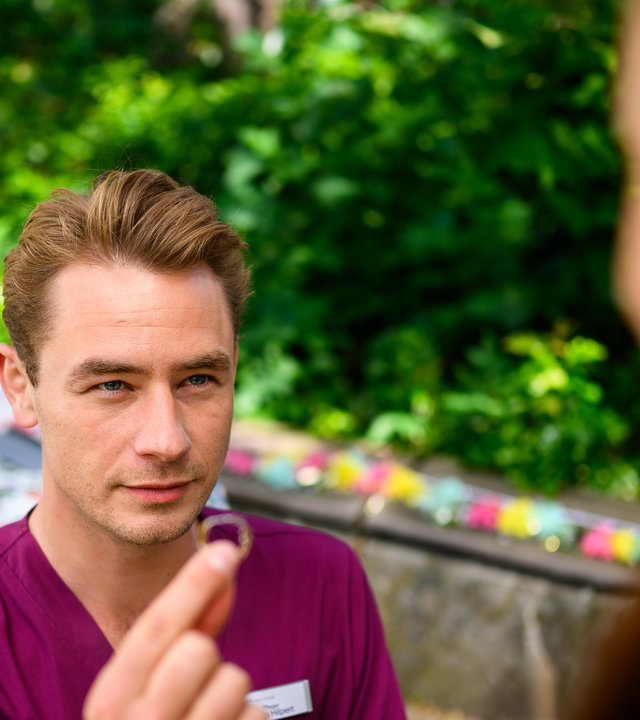 "Bettys Diagnose - Für immer ...?": Lukas (Niklas Löffler) kniet vor Sofia (Kiara Brunken) und sieht ihr tief in die Augen. In der rechten Hand hält er einen Ring.