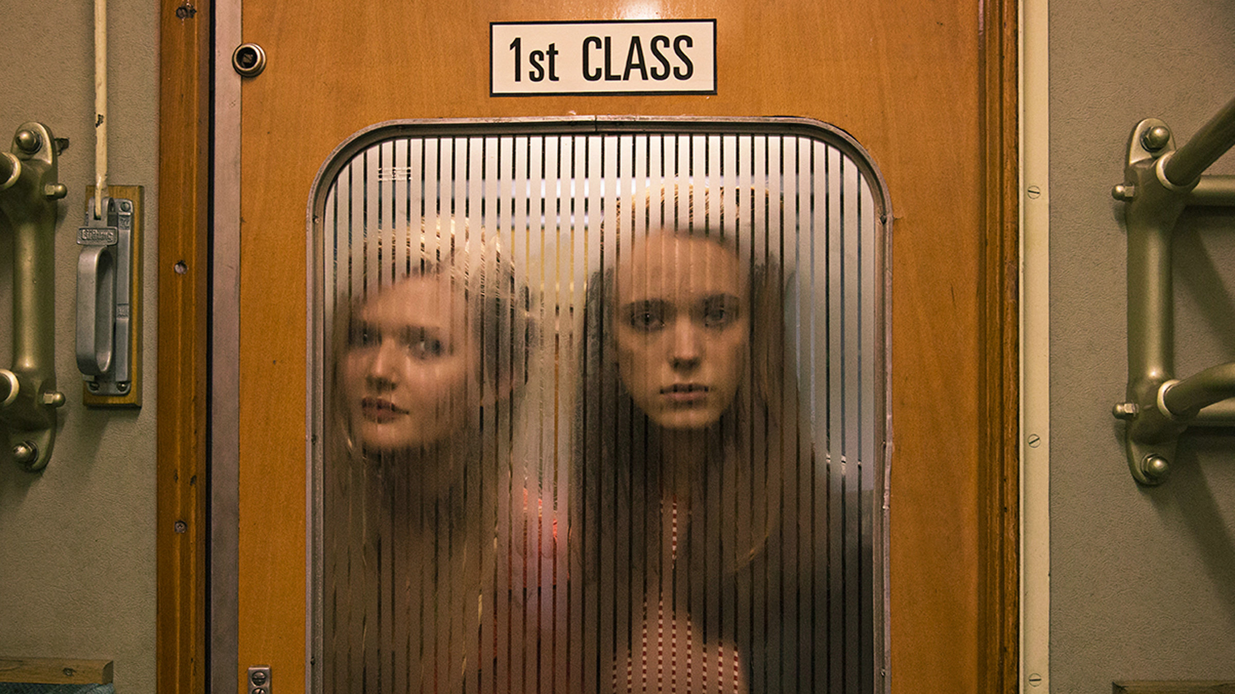 "Nymphomaniac 1": Joe (Stacy Martin, r.) und Schulfreundin B (Sophie Kennedy Clark) blicken durch die Glastür eines Zuges in die 1. Klasse.