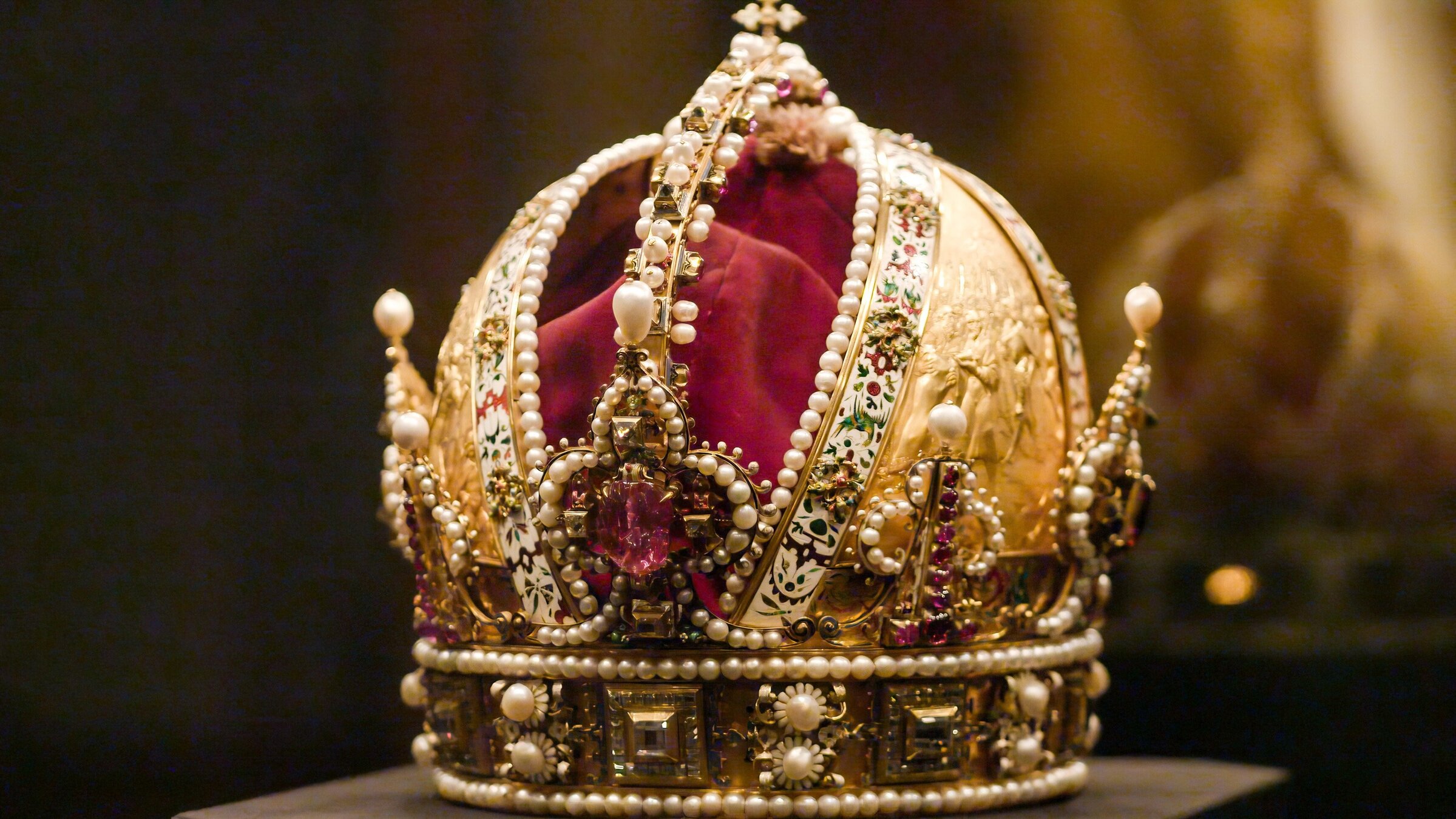 "Der Raub der Kronjuwelen": Kaiserkrone, Kaiserliche Schatzkammer in der Wiener Hofburg.