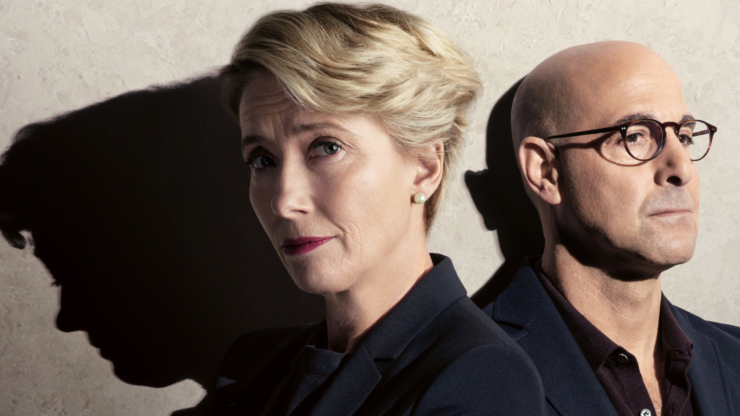 "Kindeswohl": Richterin Fiona (Emma Thompson) und Jack Maye (Stanley Tucci) stehen nebeneinander vor einer Wand.