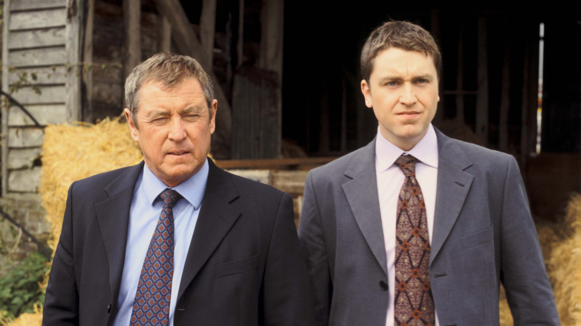 "Inspector Barnaby - Die Frucht des Bösen": DCI Tom Barnaby (John Nettles) und DS Gavin Troy (Daniel Casey) stehen vor einer Scheune.