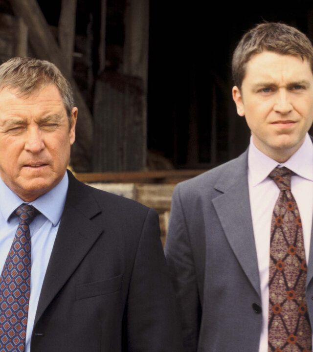 "Inspector Barnaby - Die Frucht des Bösen": DCI Tom Barnaby (John Nettles) und DS Gavin Troy (Daniel Casey) stehen vor einer Scheune.