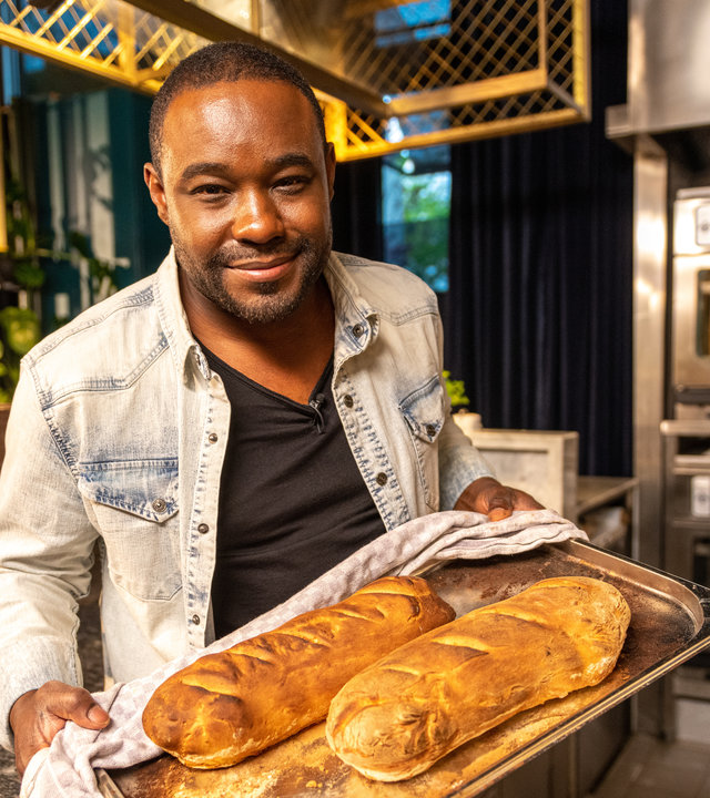 "Der große Brot-Report: Nelson Müller entlarvt Enzyme, Allergien, Zusatzstoffe": Nelson Müller mit Broten in seiner Backstube.