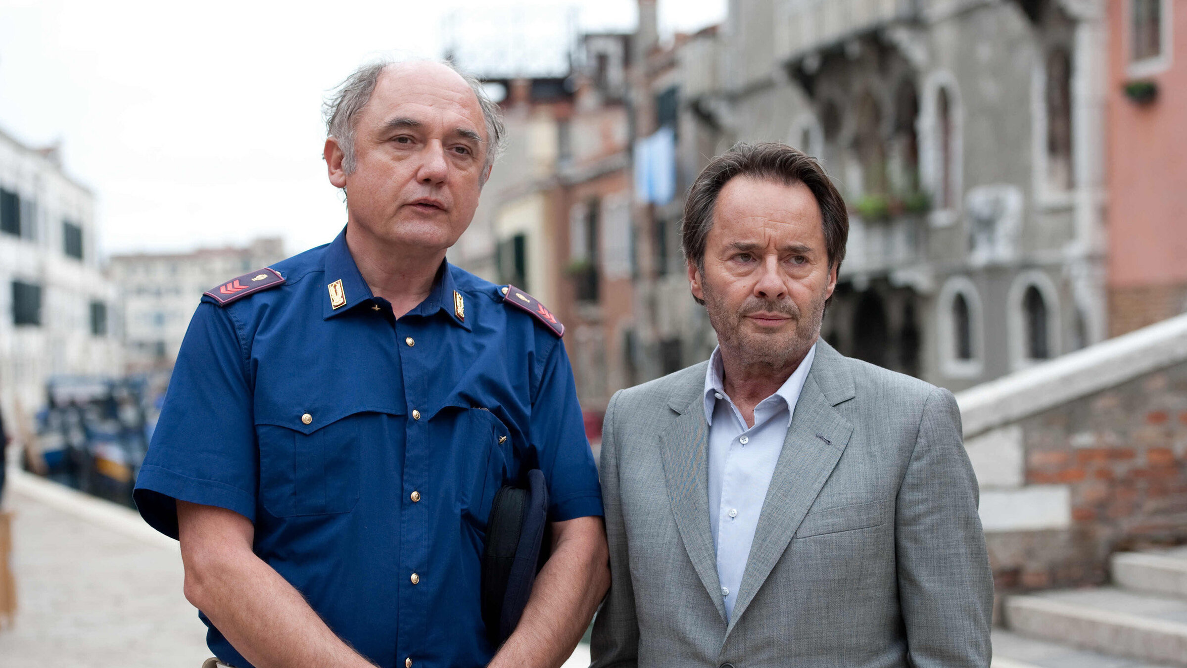 "Donna Leon - Auf Treu und Glauben": Brunetti (Uwe Kockisch, rechts) und Vianello (Karl Fischer) müssen einen rätselhaften Mord aufklären.