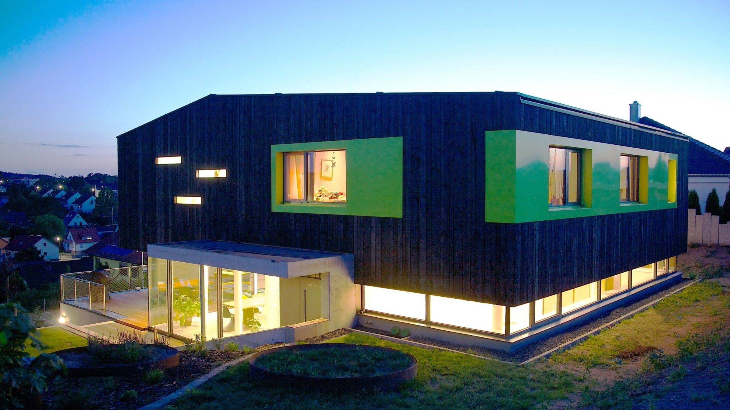 "Traumhäuser - Ein Haus aus Feuer und Glas": Das in den Hang geschobene Erdgeschoss ist rundum verglast - der Baukörper scheint darüber zu schweben.